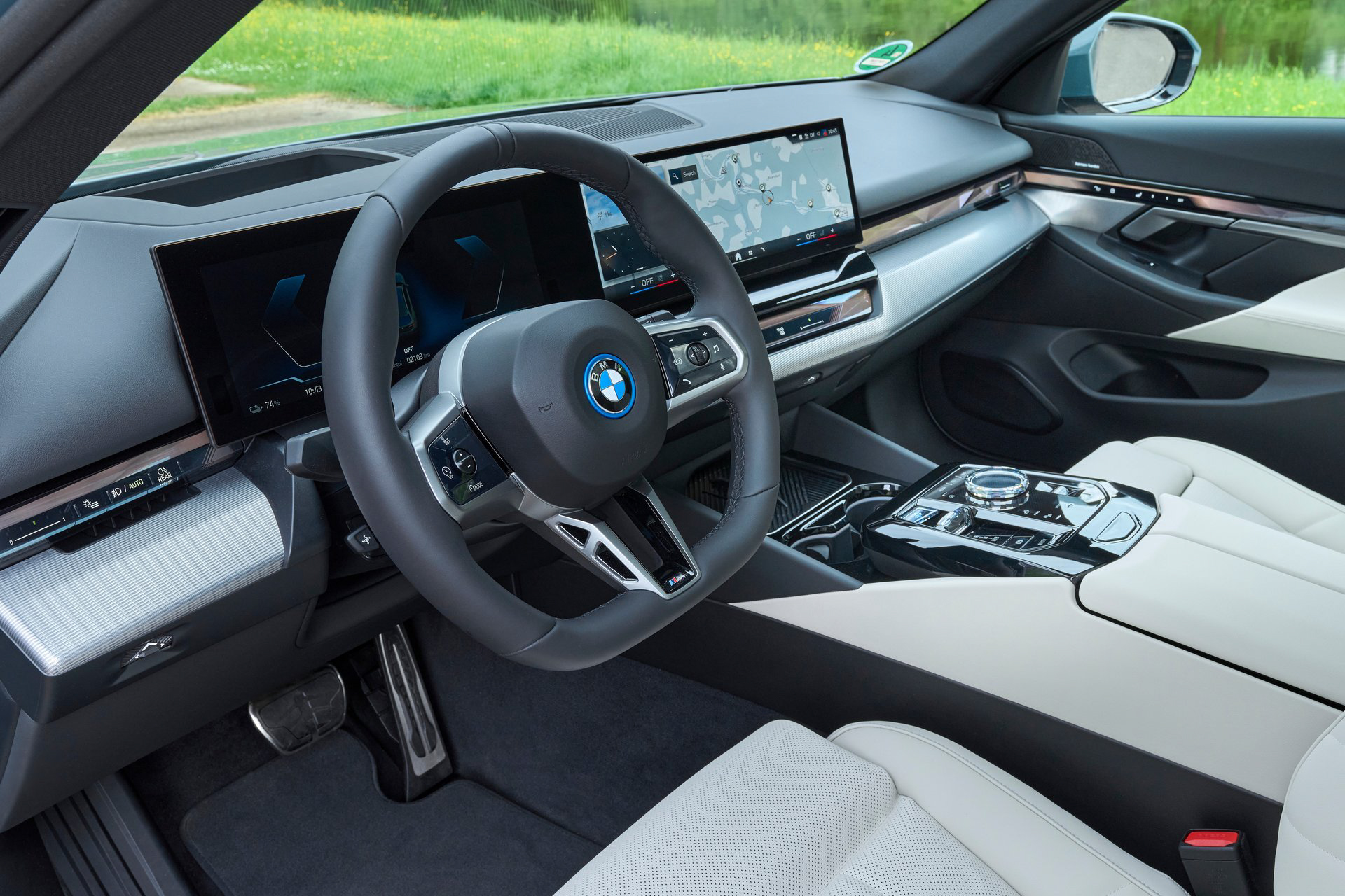 BMW 利用水晶切割工藝試圖在數位化的座艙內產出差異化。