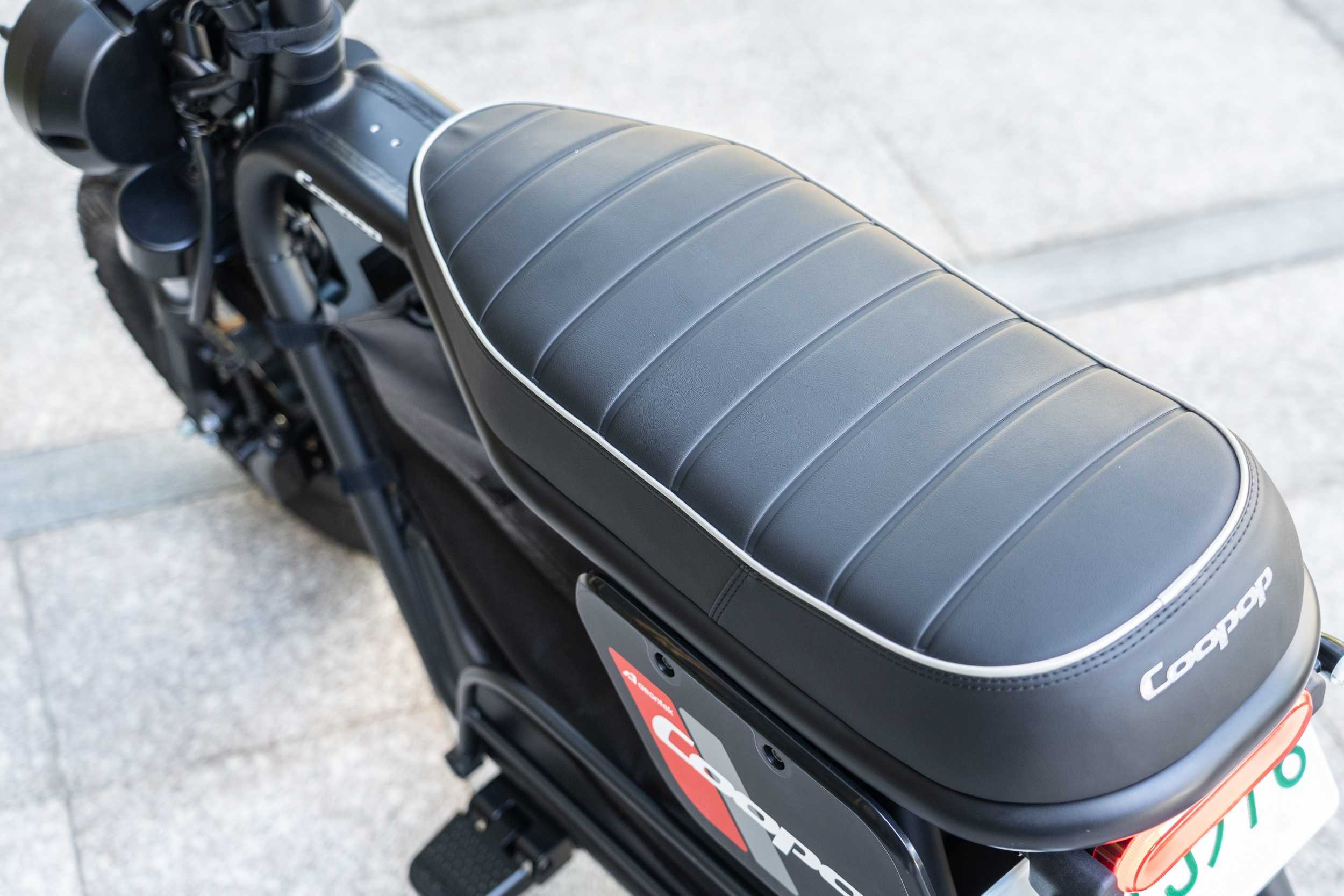 復古造型的毛毛蟲座墊兼具後軸避震效果。