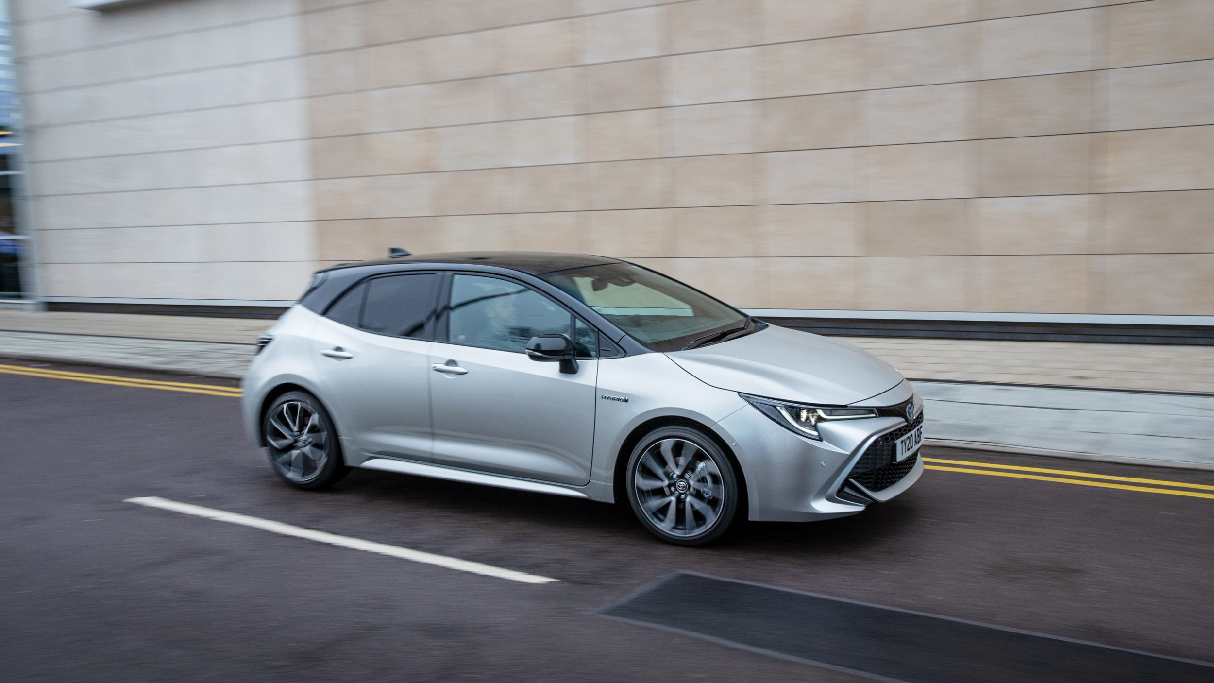 TOYOTA COROLLA SPORT 本月入主免費升級黑鑽石工藝碳纖維套組！