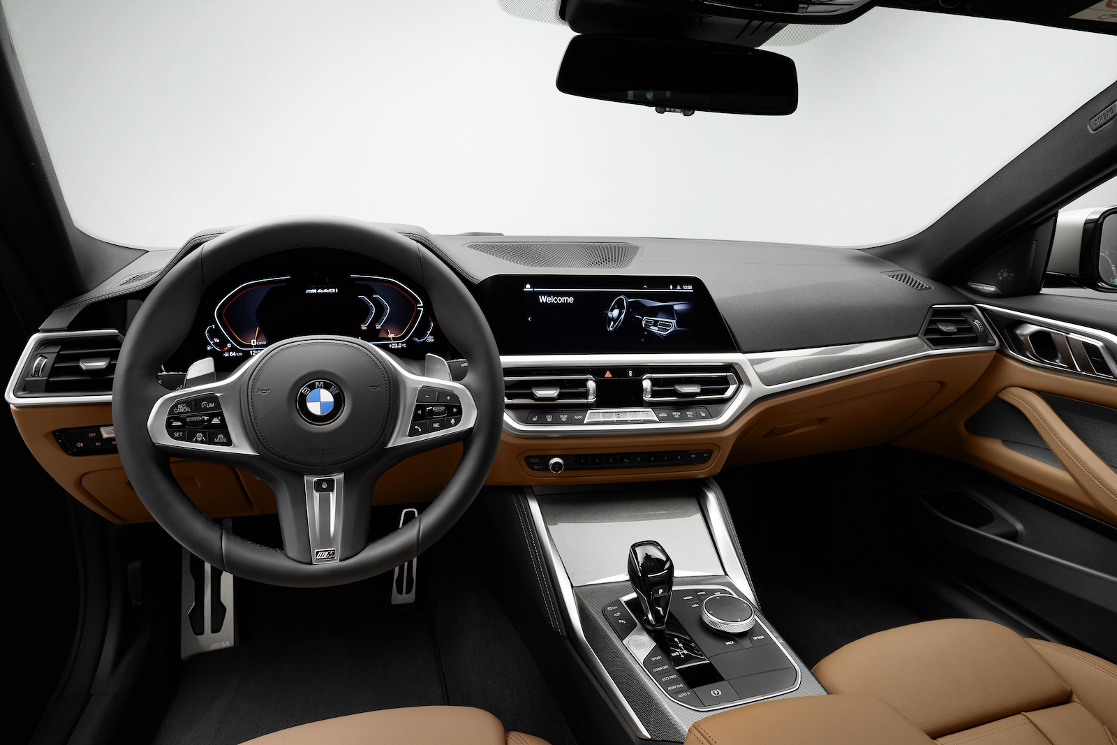 BMW 全數位虛擬座艙整合 12.3 吋虛擬數位儀錶與 10.25 吋中控觸控螢幕。