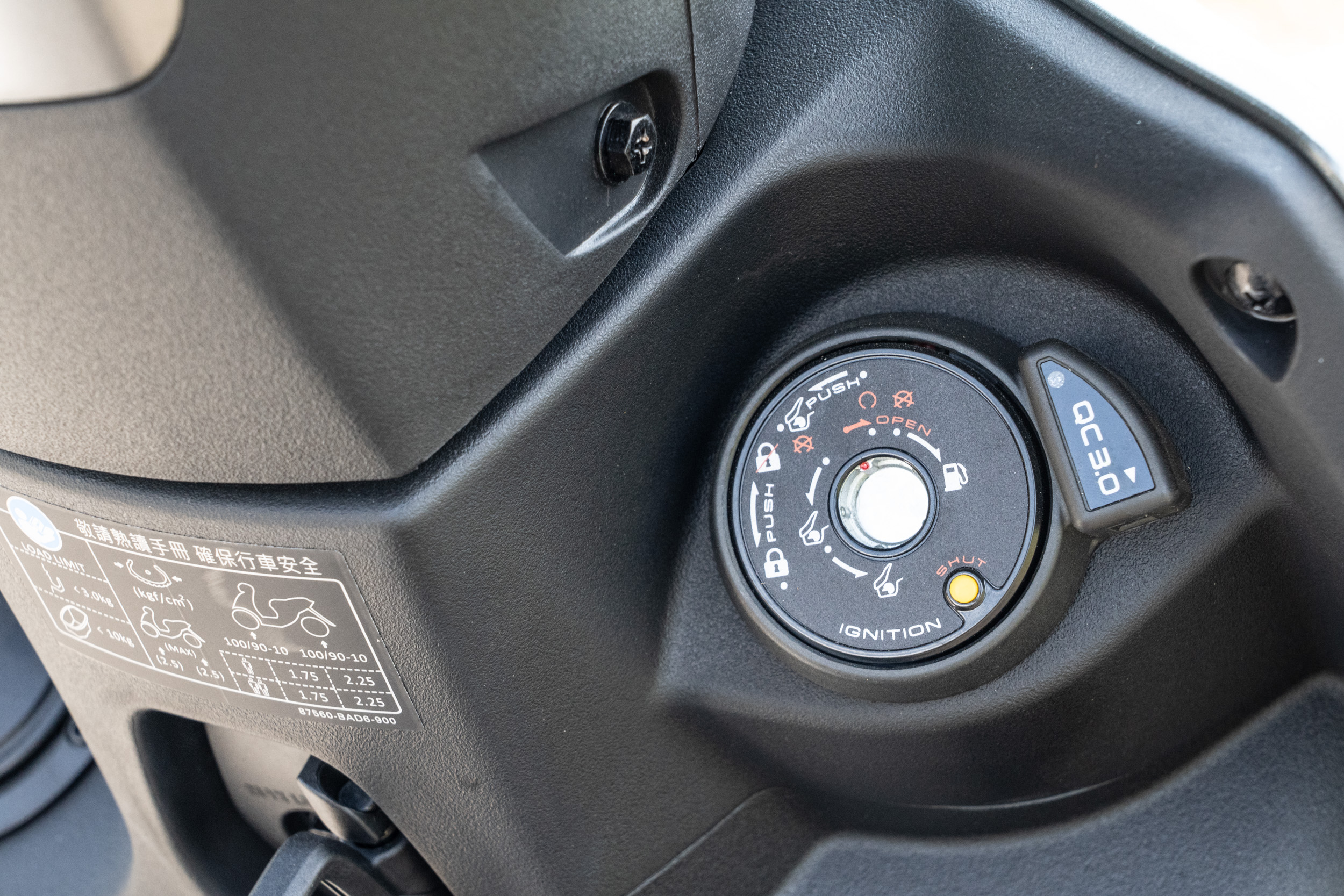 K1全車系皆配備五合一鑰匙與QC 3.0充電座規格。