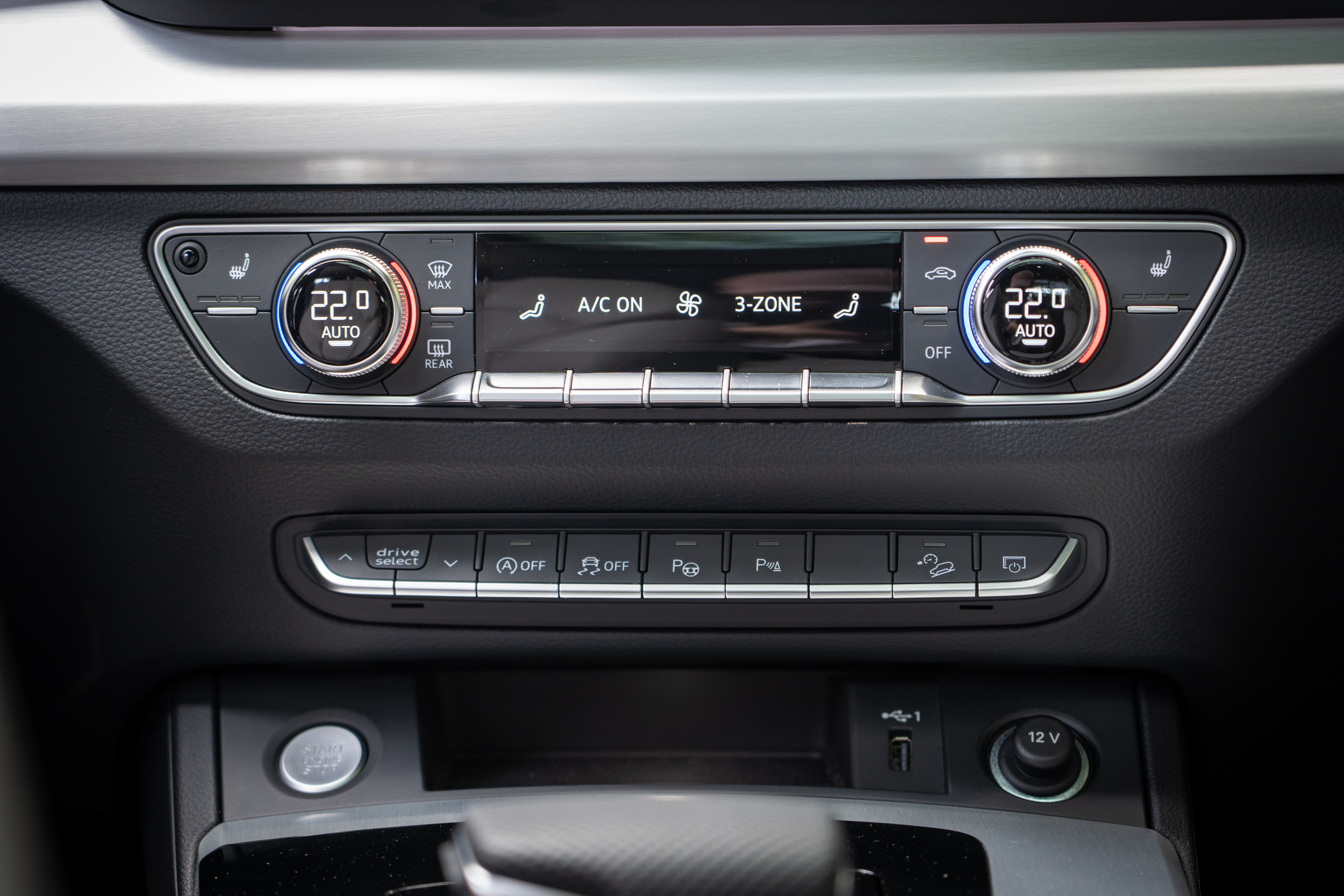 配備日照感應式三區獨立恆溫空調。