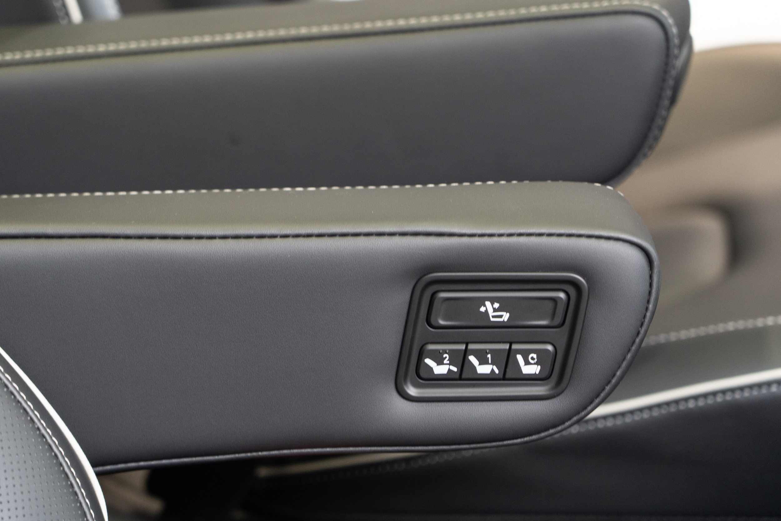 第二排座椅內側扶手另有快速傾倒電動調整機制。