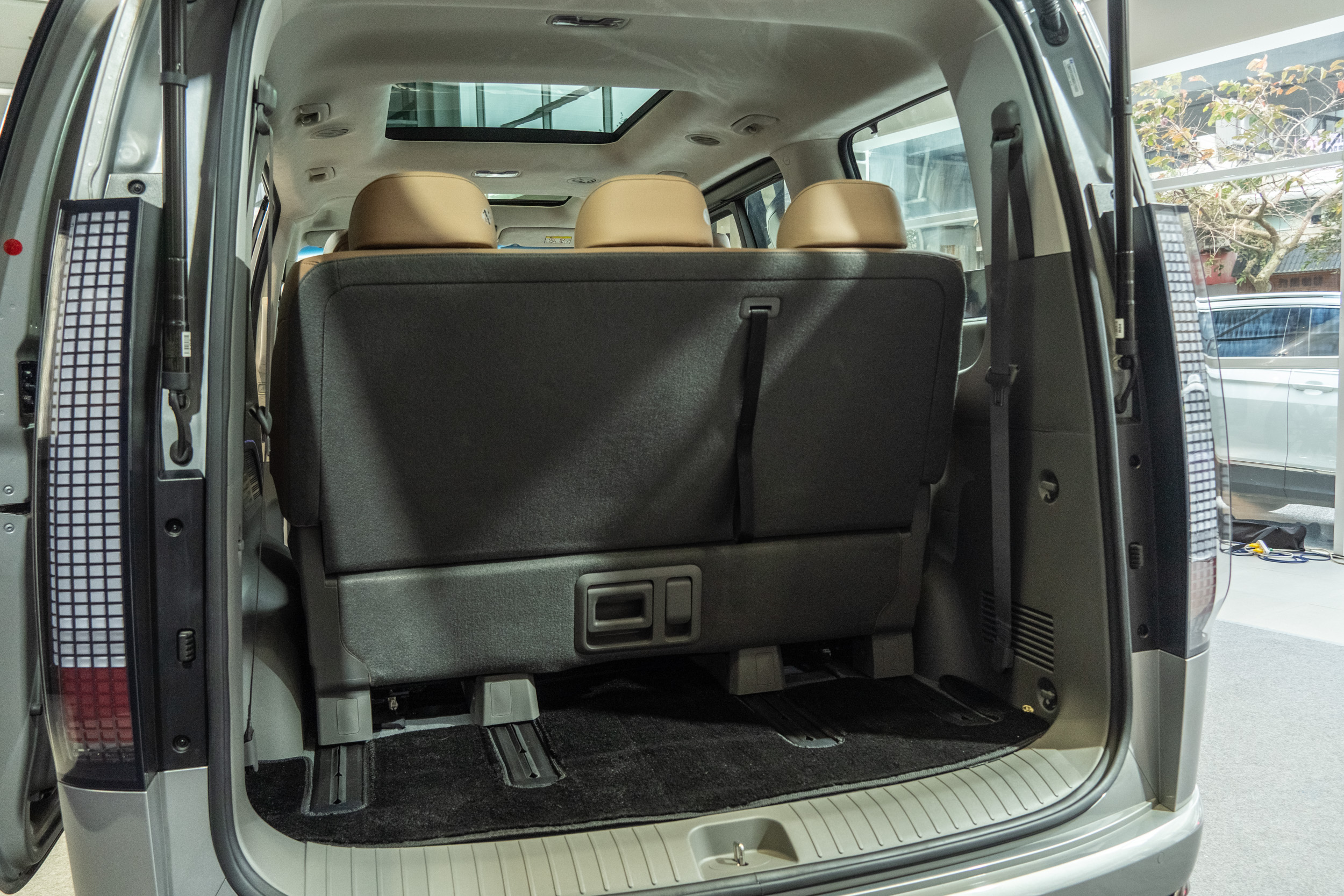 七人滿載時的後廂置物空間一覽。