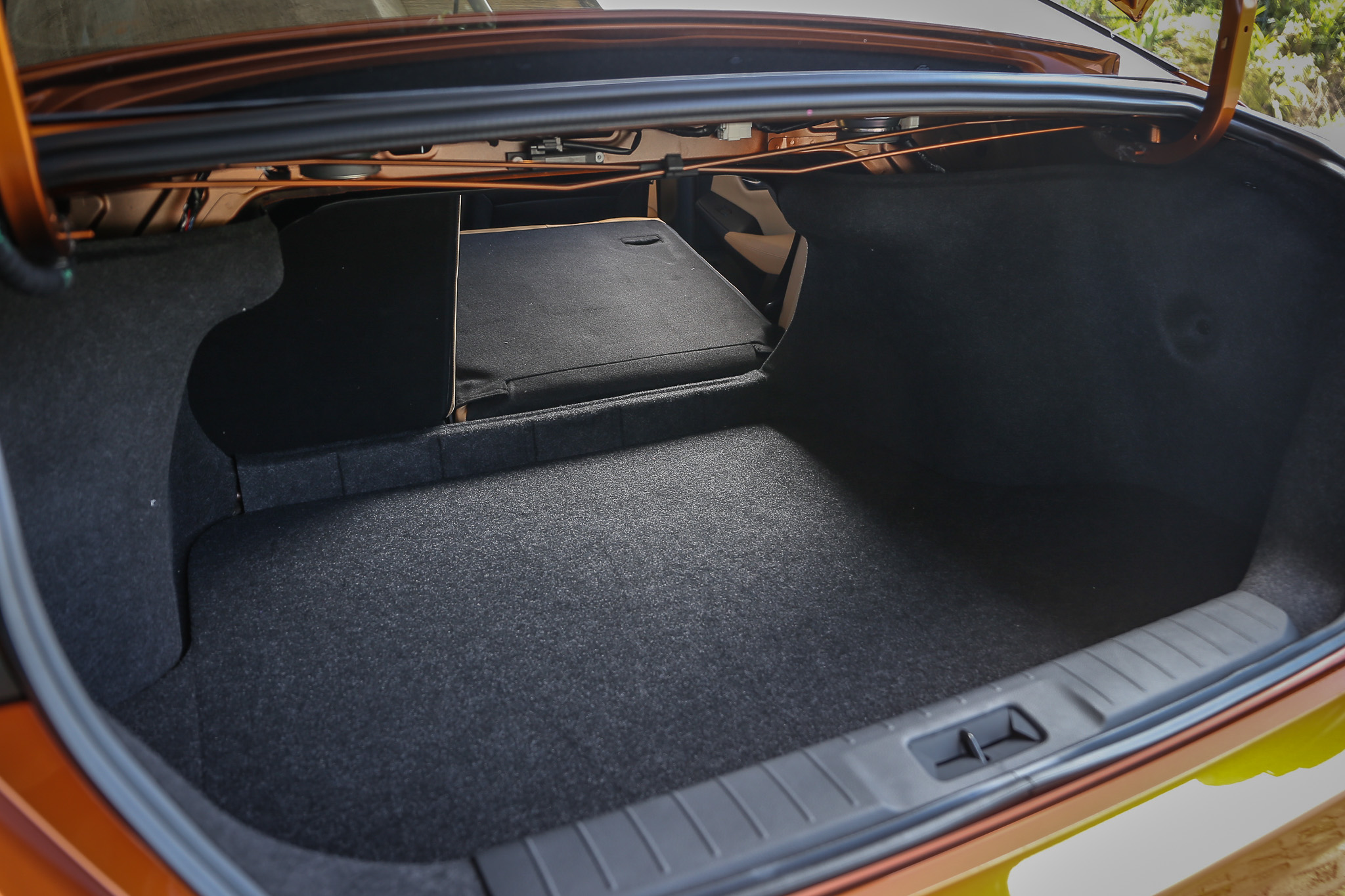 標準乘坐狀態後廂容積就高達 560 公升,傲視同級對手。