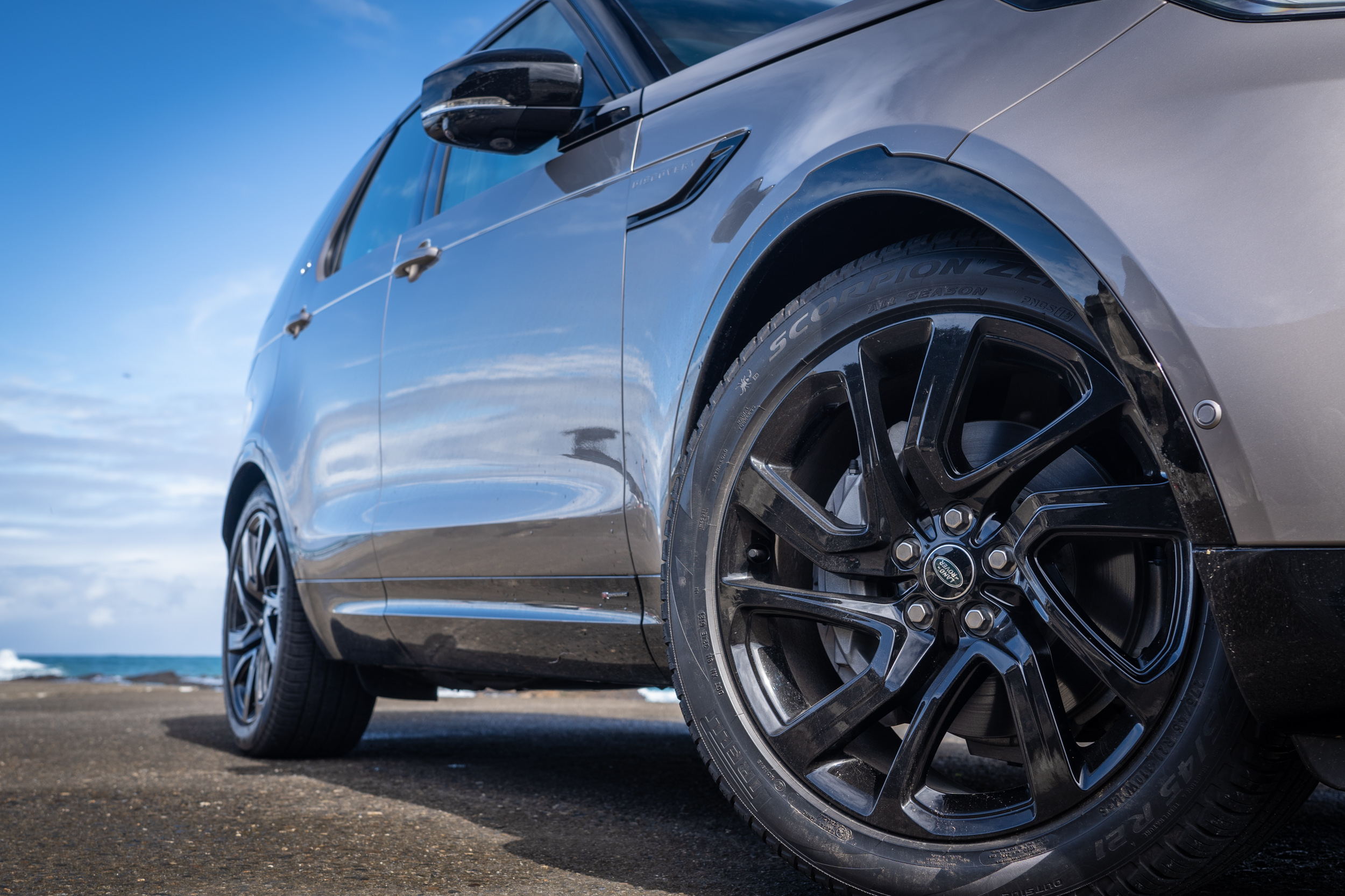 為了呼應 R-Dynamic 運動身份,標配 21 吋胎圈規格,但也因此犧牲了些越野能力。