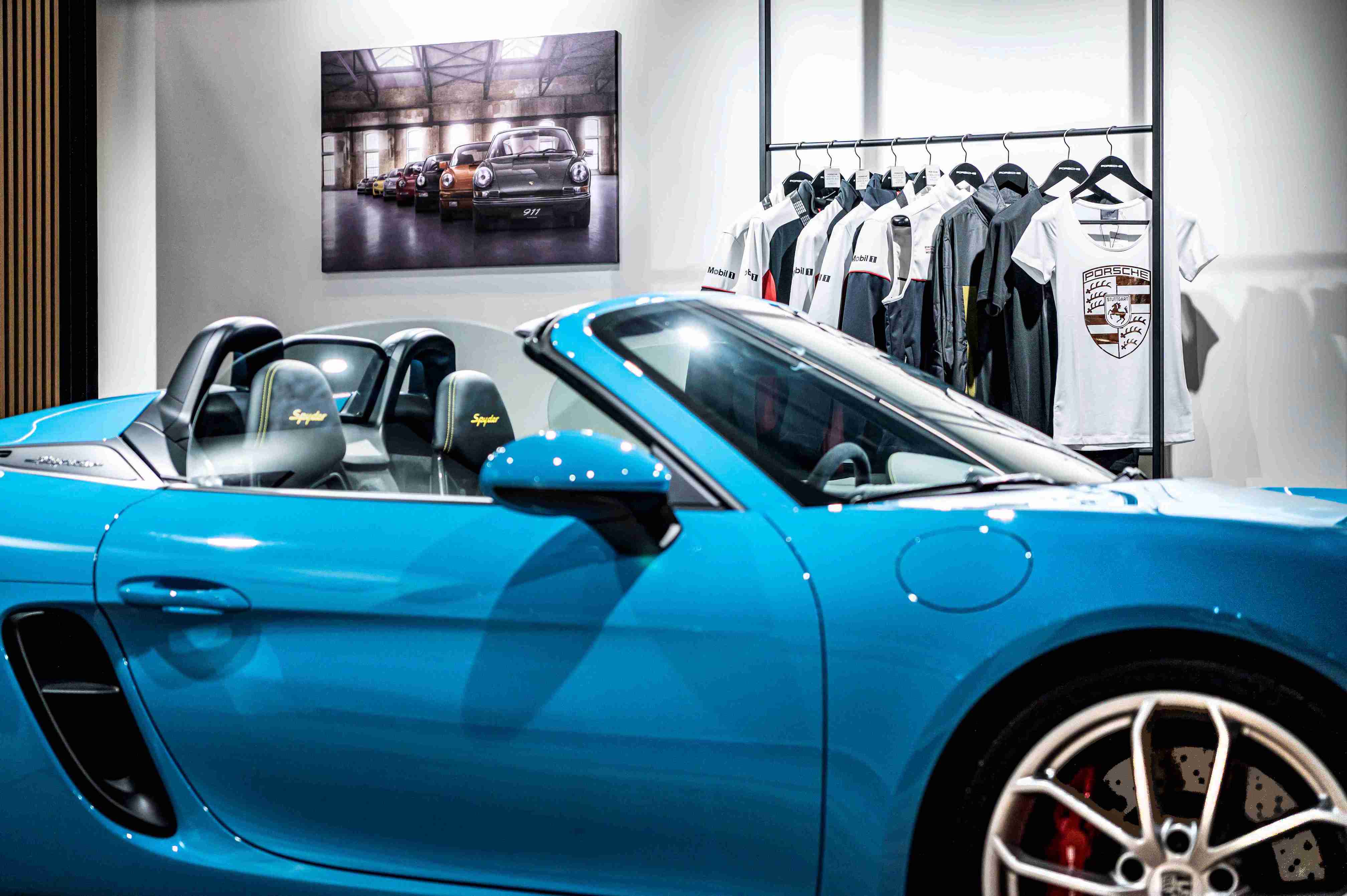 Porsche NOW 全新型態概念店提供品牌精品展售，導入 Porsche 時尚風格的商務配件與設計商品等。