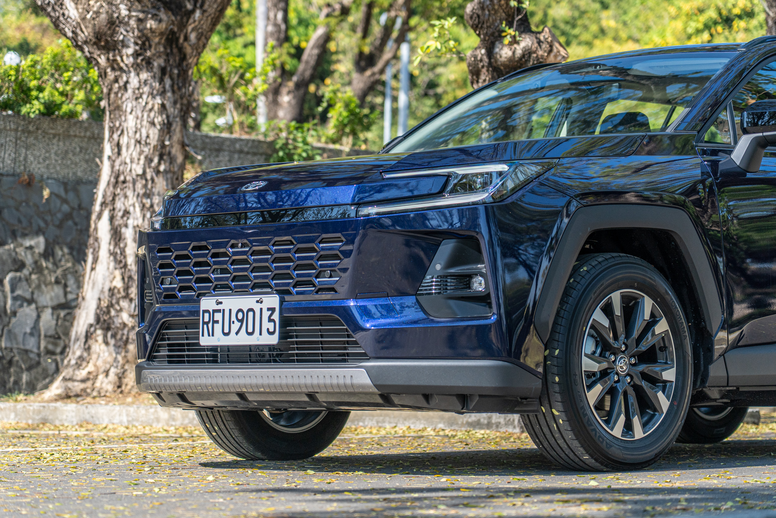 第六代RAV4導入Hammerhead設計與C型頭燈，全車系皆為LED Bi-Beam頭燈組。