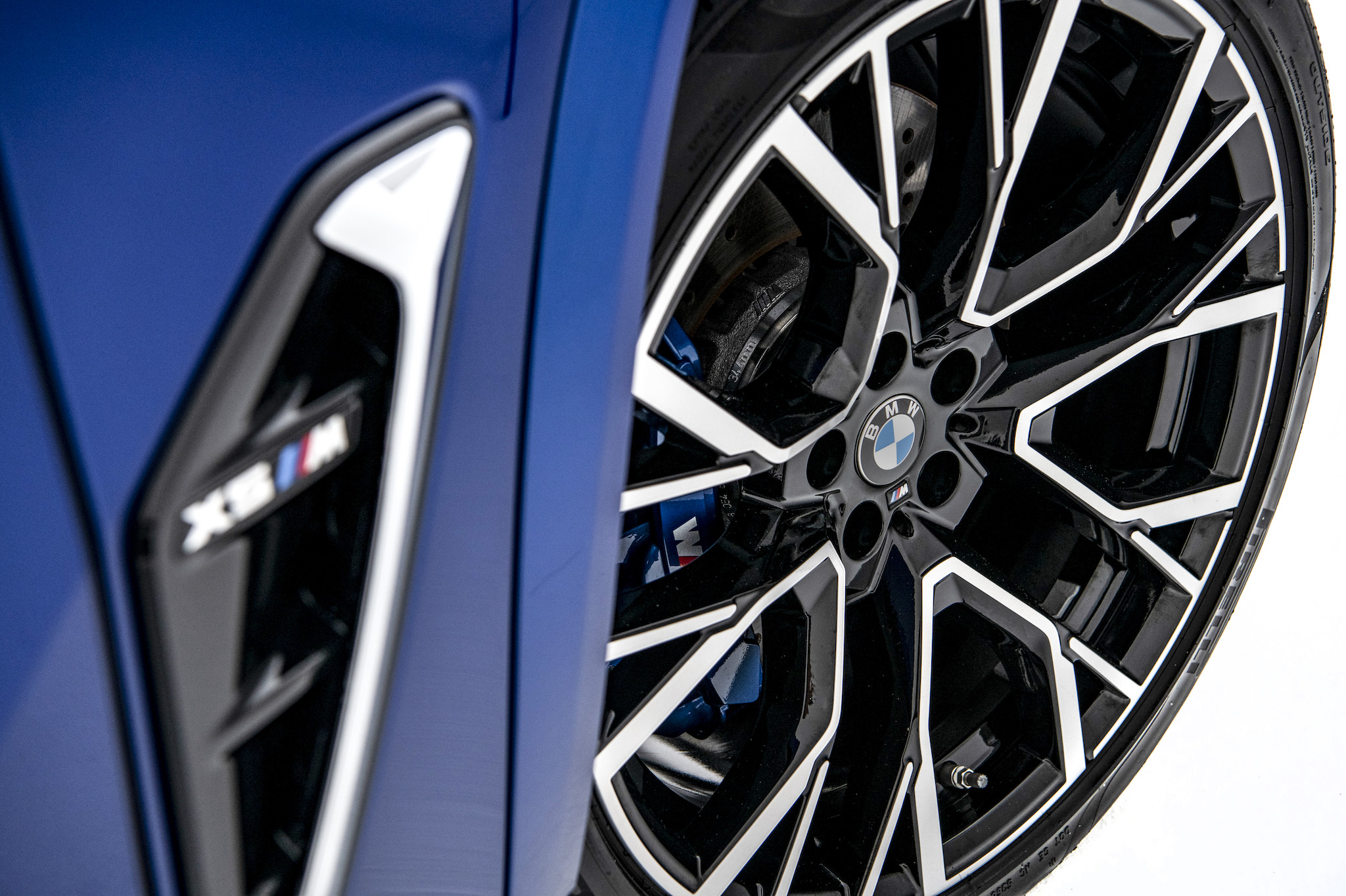 全新世代 BMW X5 M 搭載專屬的前 21、後 22 吋 M 星幅式 809M 型輪圈。
