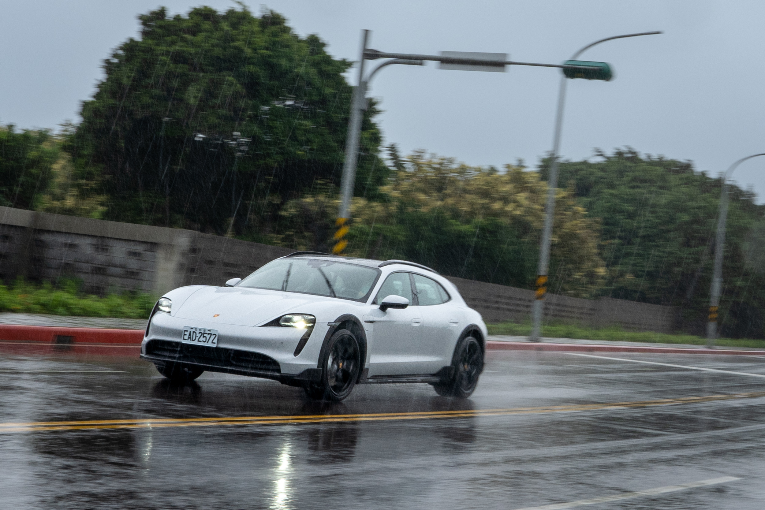 透過 Porsche 工程師傑出的一手，Taycan Cross Tourismo 4S 加速感受仍有 Porsche 招牌的動力層次。