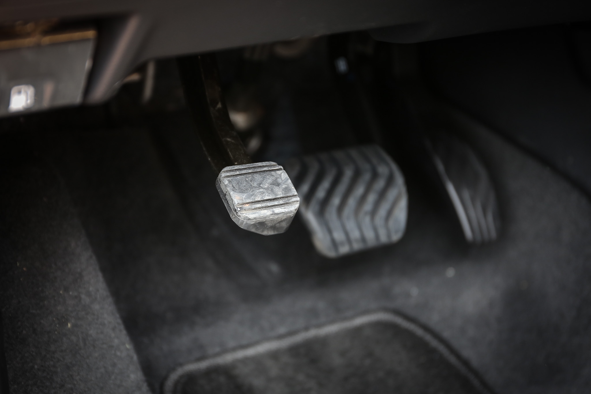 腳煞式的手煞車系統已非市場主流,為難以適應之處。