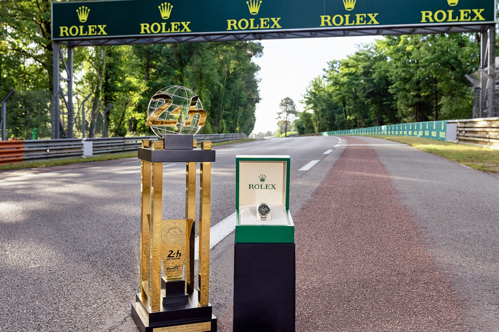 冠軍得主將捧起利曼 24 小時耐力賽獎盃，並獲頒鐫刻特殊字樣的 Oyster Perpetual Cosmograph Daytona（蠔式恒動宇宙計型迪通拿）腕錶。