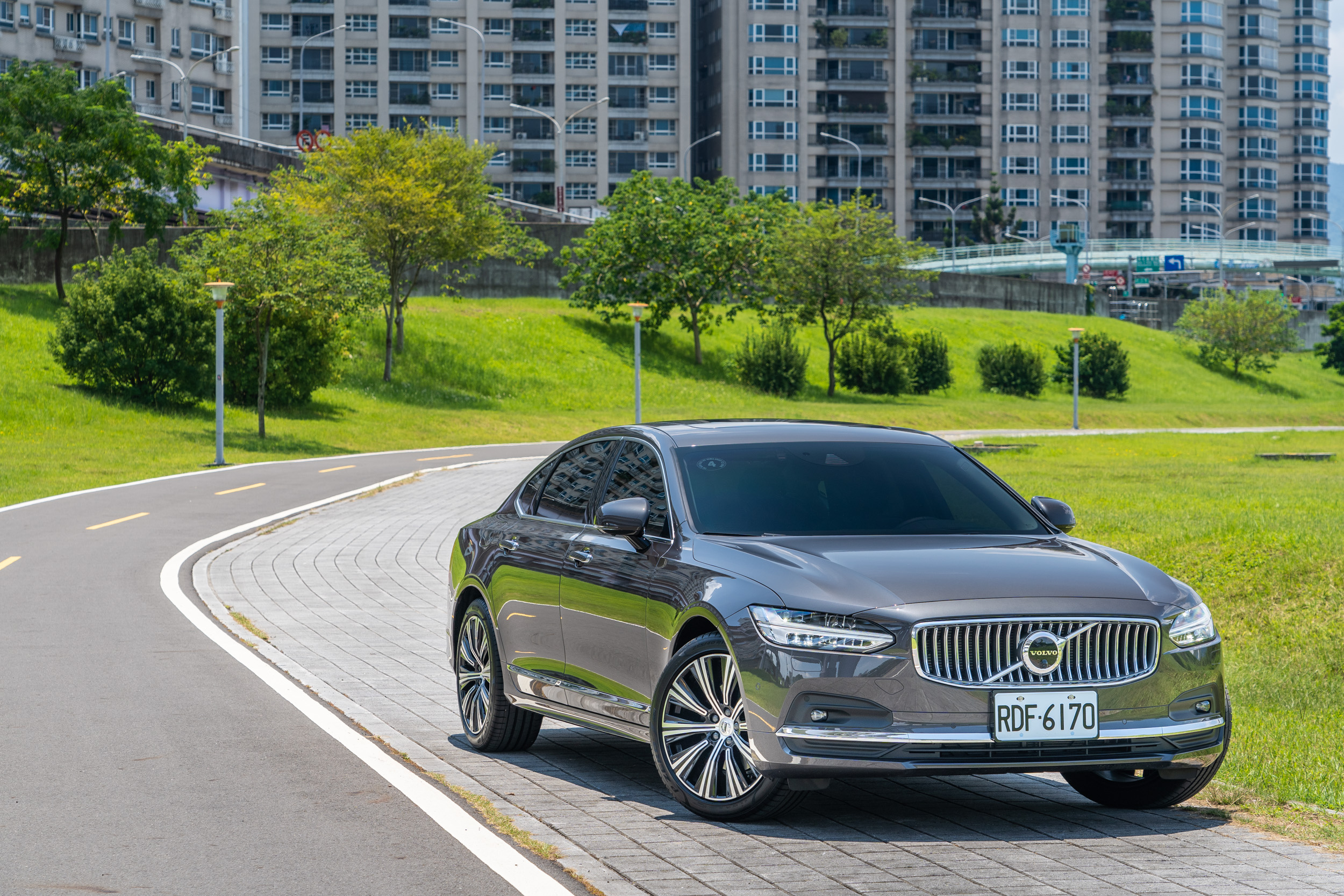 試駕車款為 Volvo S90 B4 Inscription,售價為新台幣 270 萬,現推出現金優惠價 229 萬元。