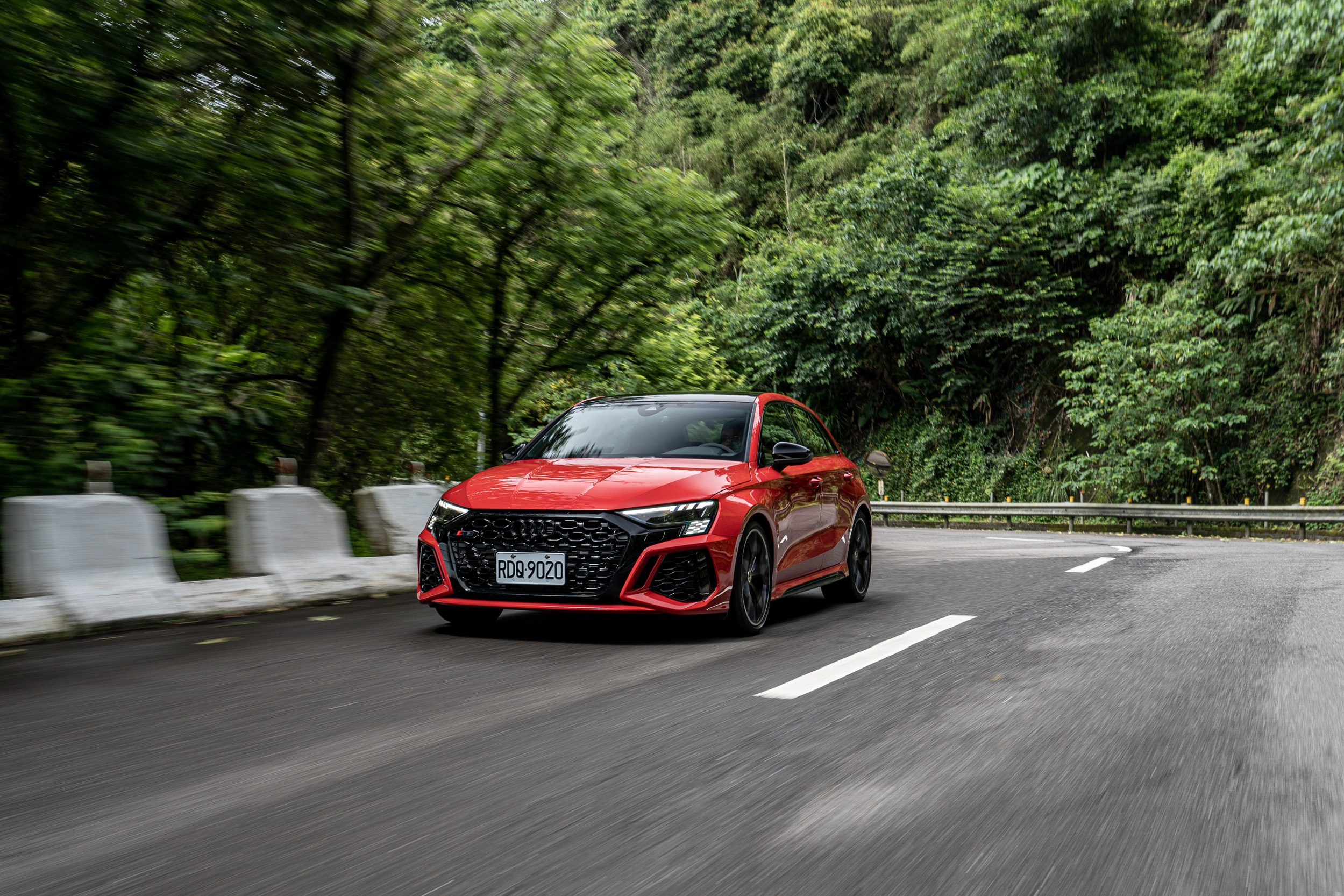 400 hp / 500 Nm 峰值出力,再對應本車僅1,570 kg 的車重,火箭砲般的加速力道是可預期的。