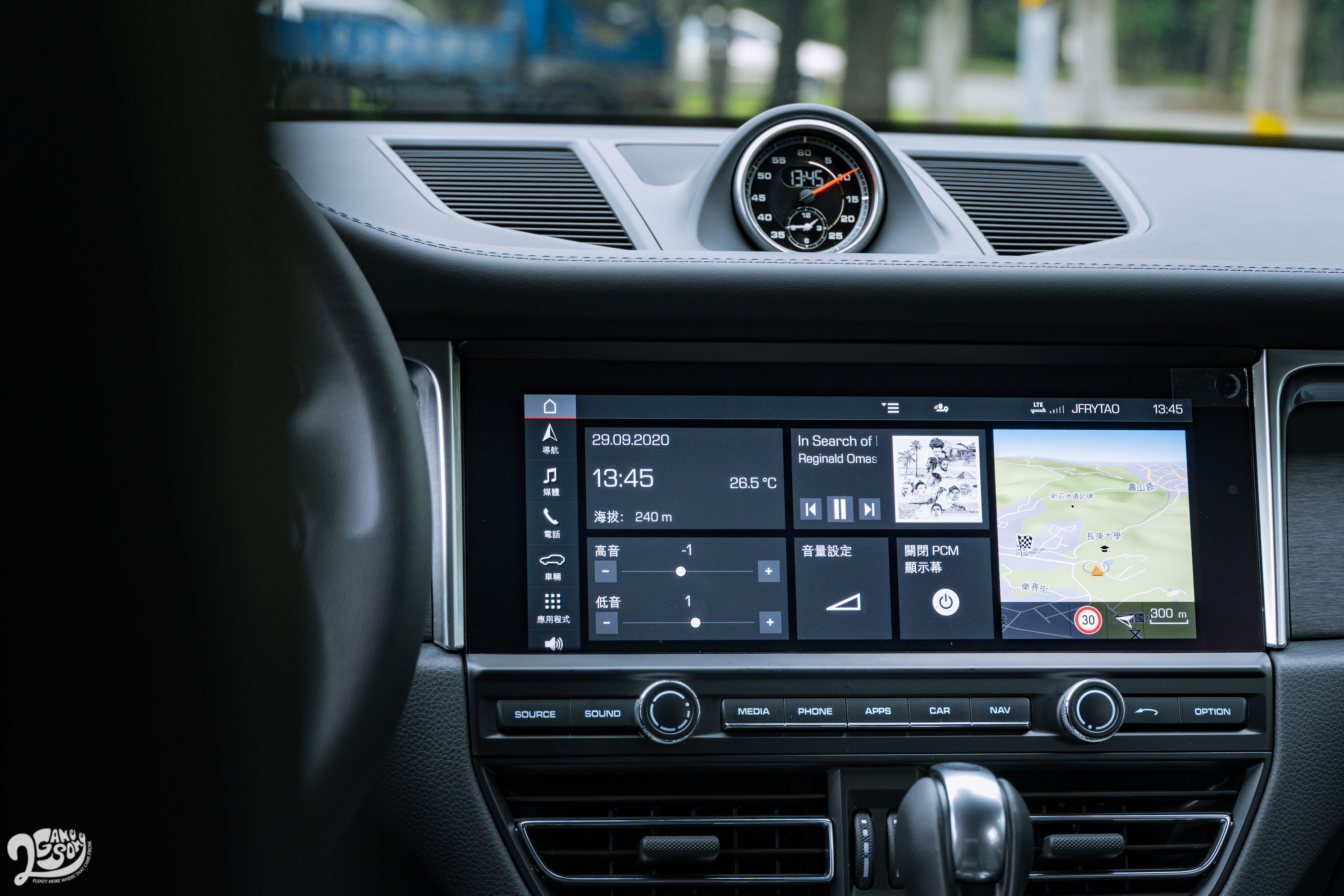 標配 10.9 吋 PCM 通訊管理系統。Apple CarPlay 需另外選配。