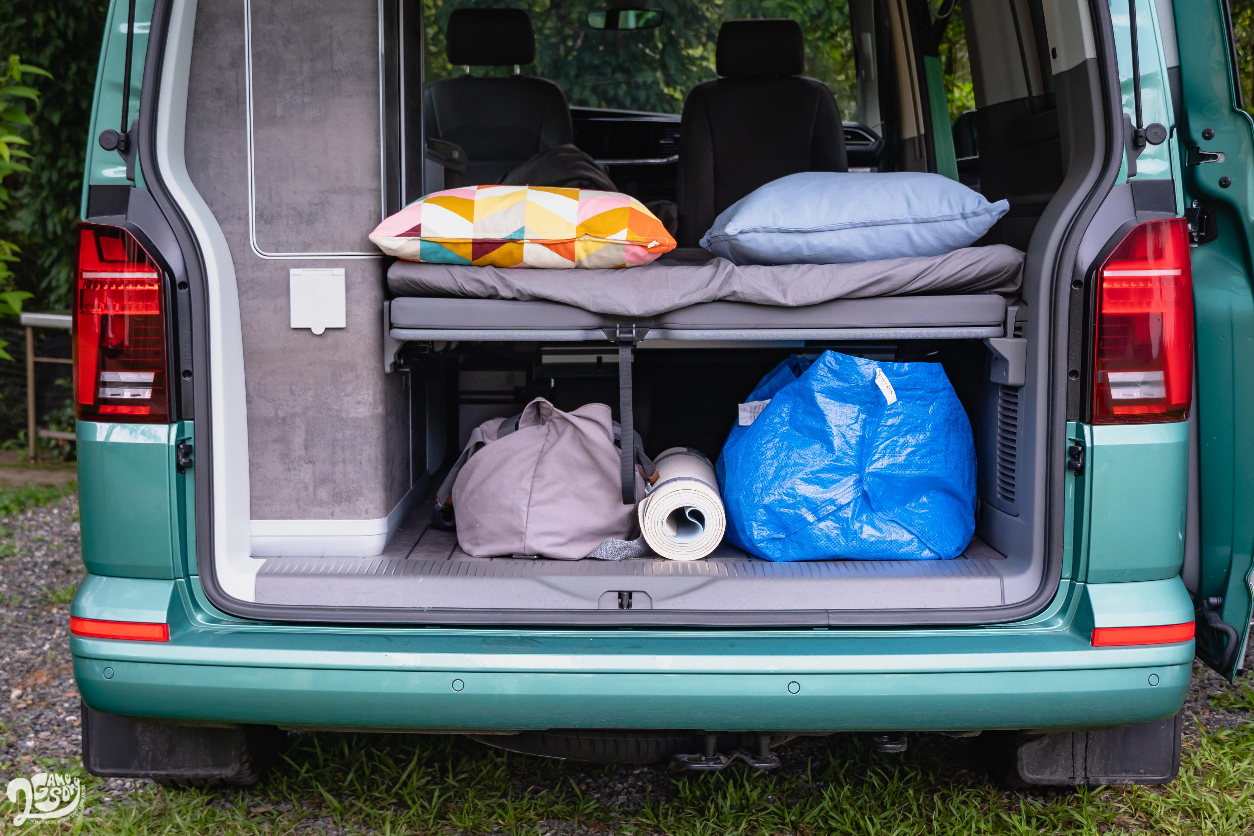 即使鋪平床墊,下方依然有不錯的收納空間。