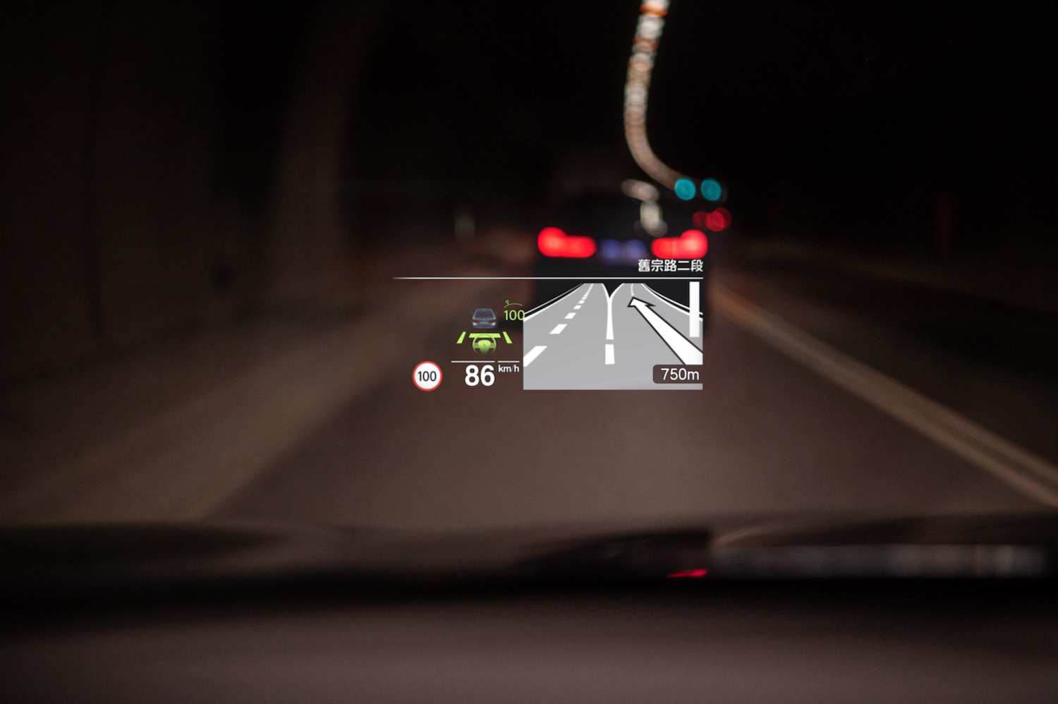 面積加大 16% 的 HUD 車況抬頭顯示器，能將車內導航與娛樂系統呈現於眼前，給予駕駛完整的行車資訊。