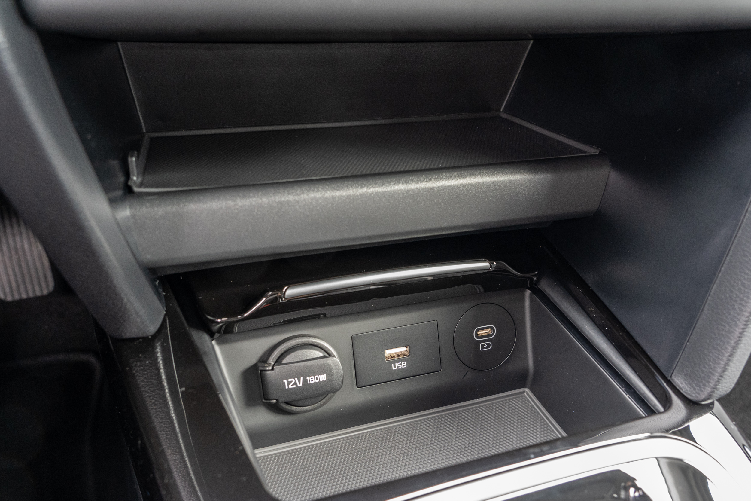 中控台下方有著極佳的置物空間幾能,並有多處的電源插座。