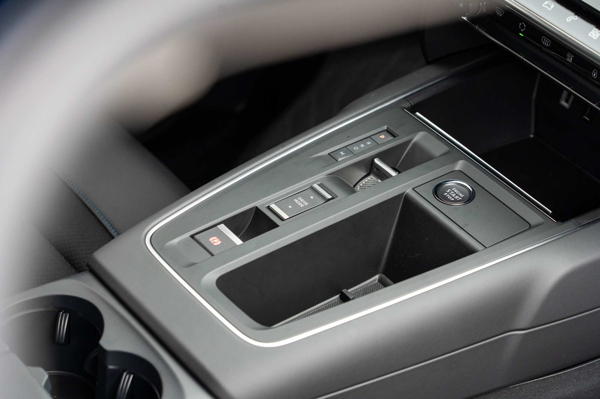 全新導入的電傳線控撥動排檔控制釋放更多空間機能。