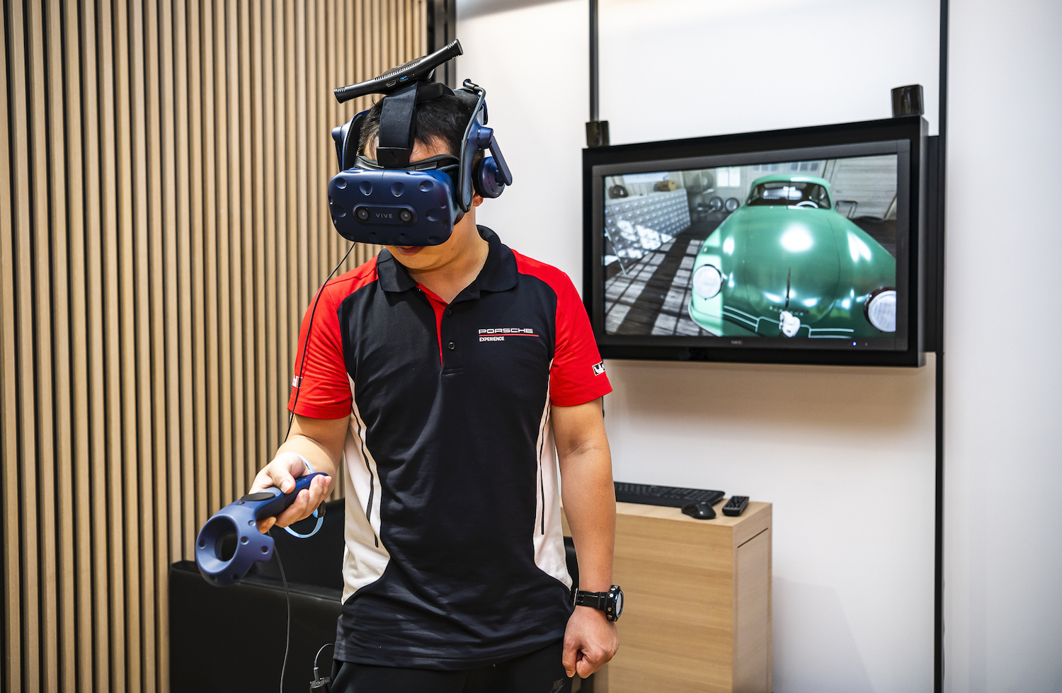 Porsche NOW 概念店現場備有 Porsche 原廠 VR 設備，可預約體驗。
