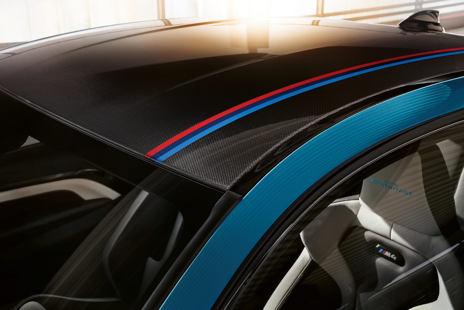 BMW M4 Edition M Heritage 於碳纖維車頂增添 M 三色飾條。