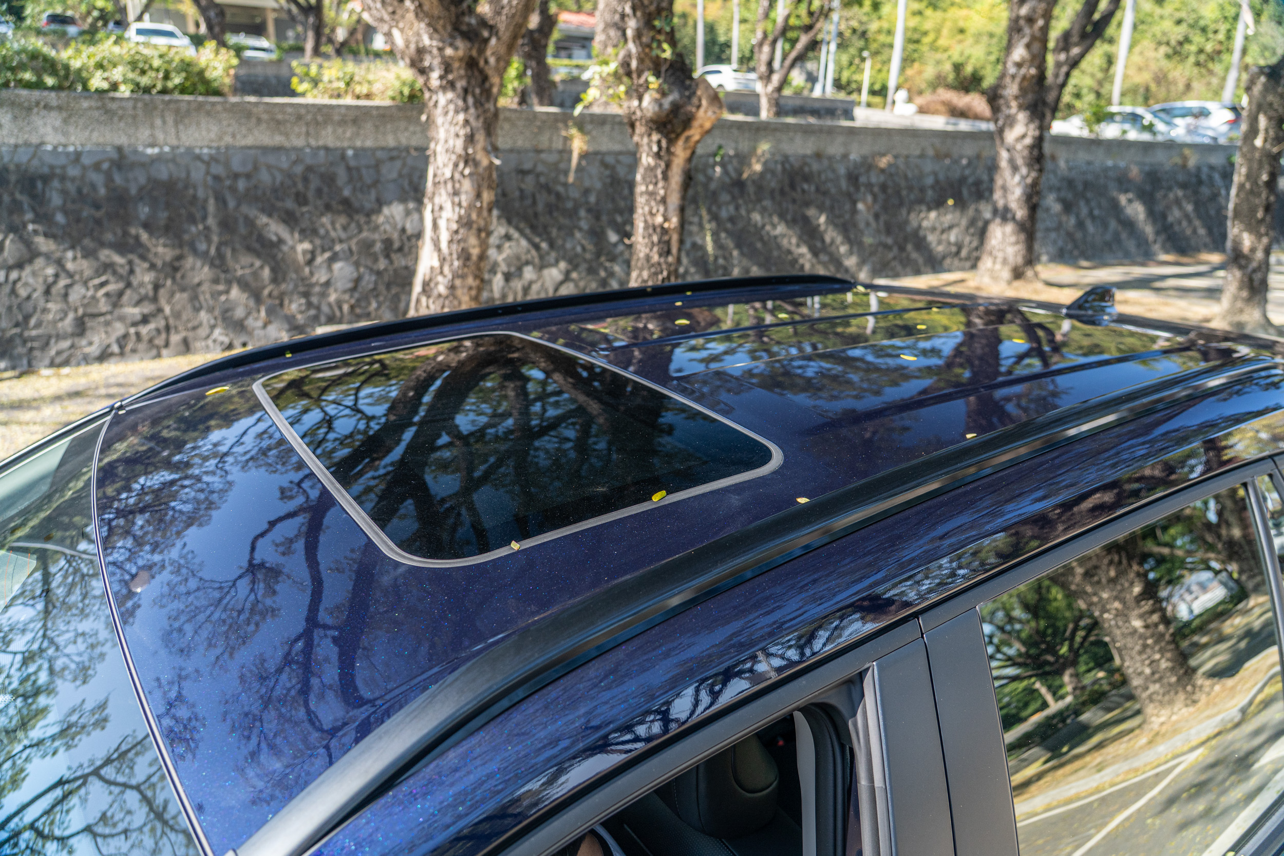 旗艦車型配備車頂架與天窗。