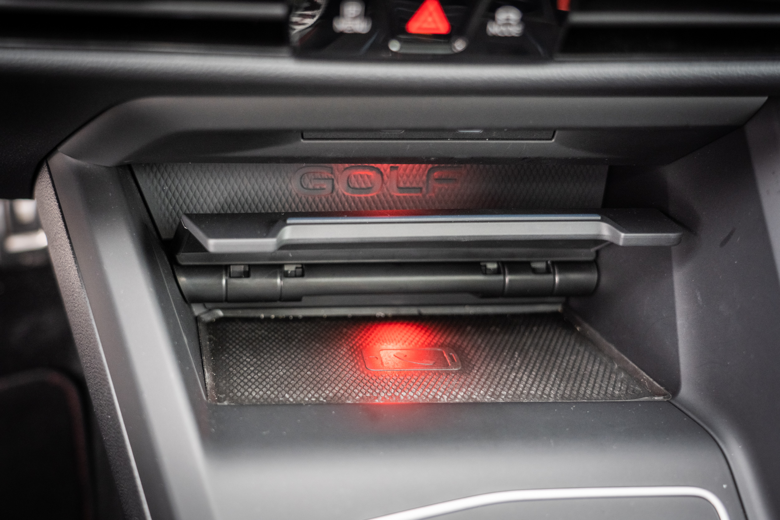 手機無線充電板也為標配。