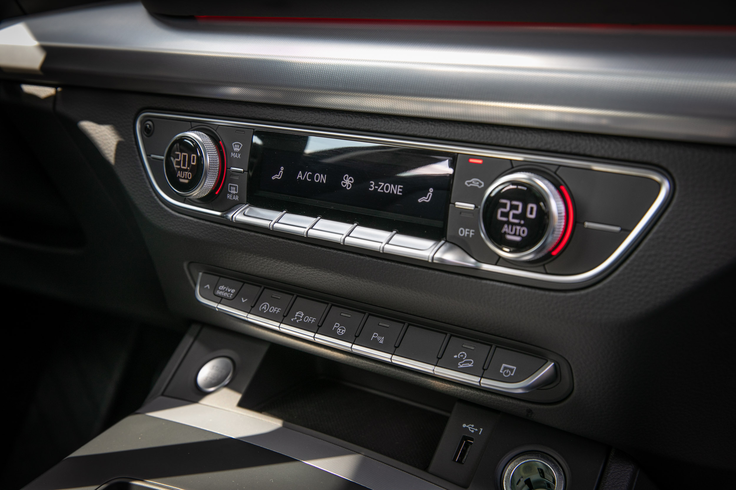 日照感應式三區獨立恆溫空調為車系標配。