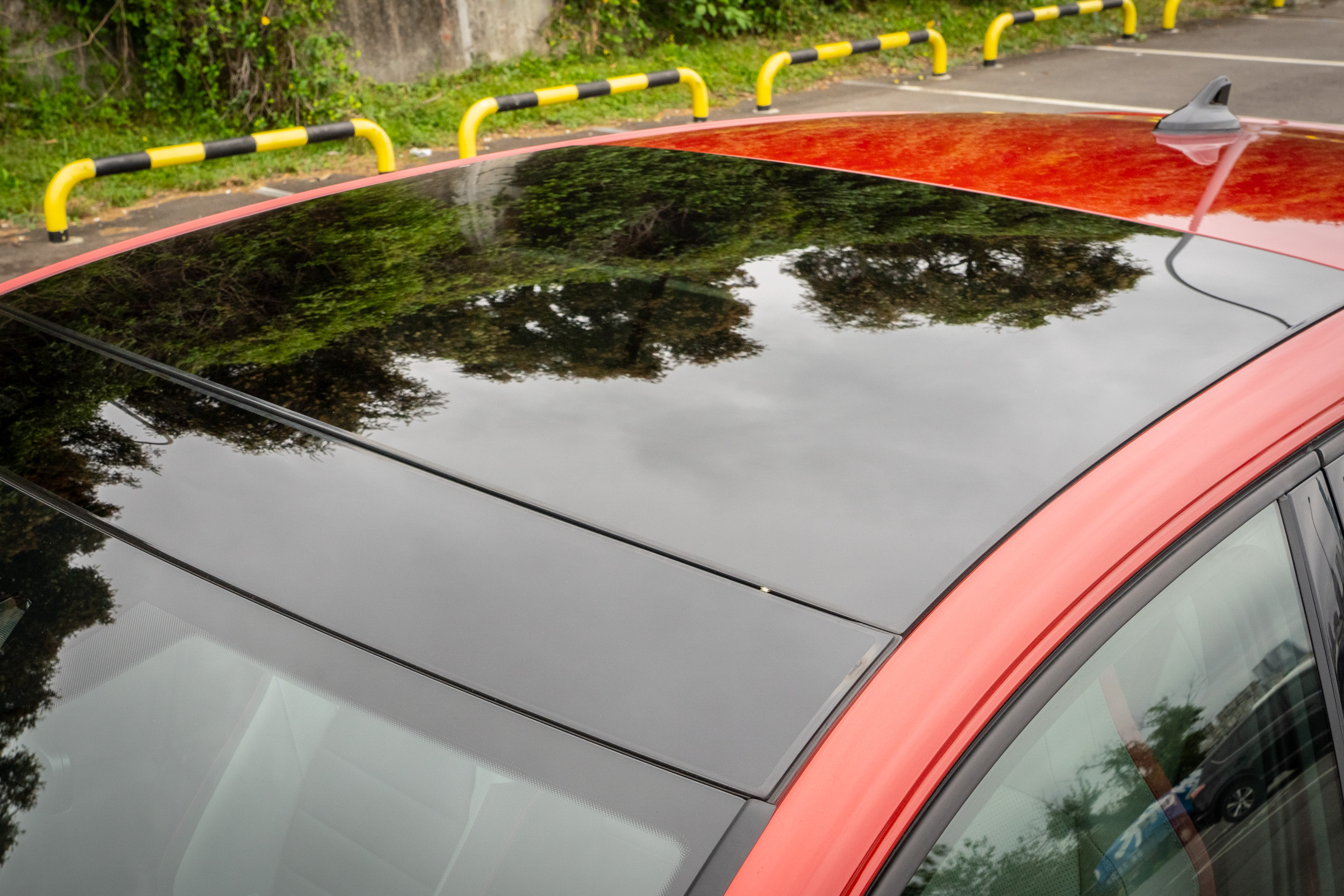 大尺寸電動玻璃天窗為標配。