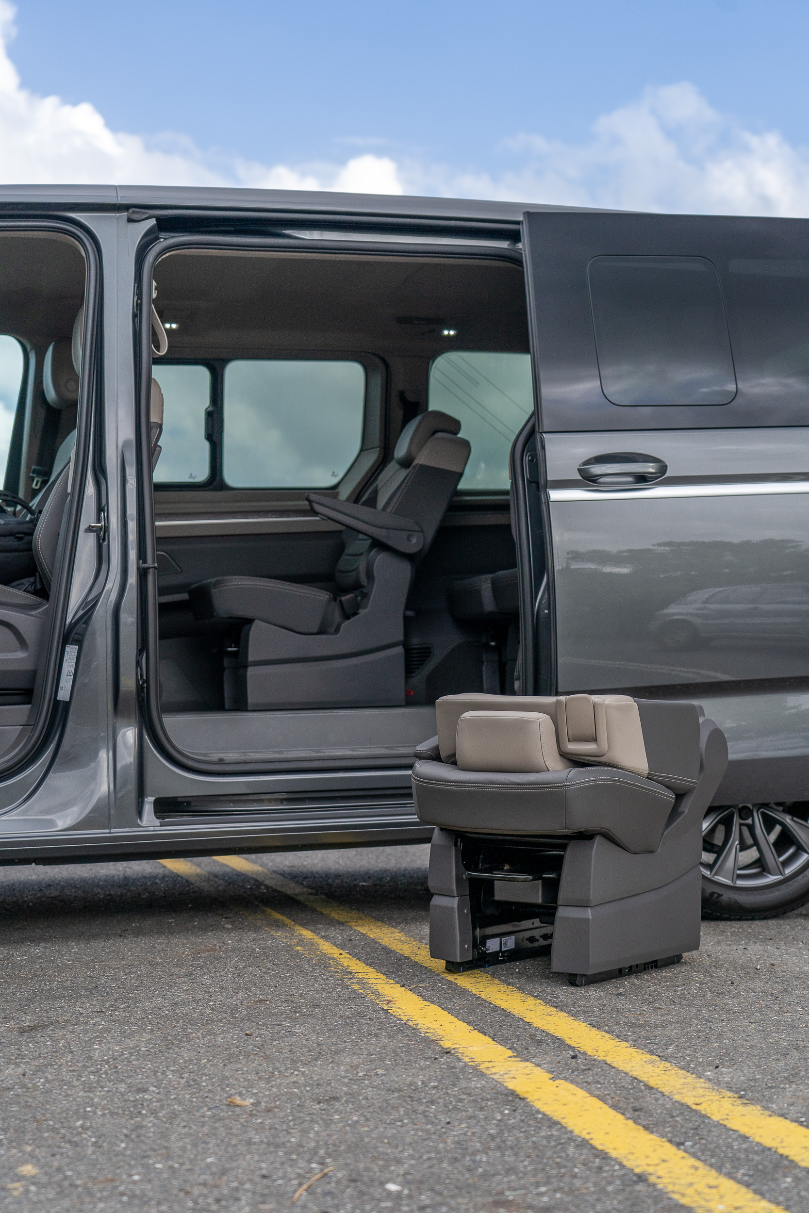 座椅可根據使用者需求進行拆卸,雖然重量較前帶輕盈,但還是建議採兩人操作會順手許多。