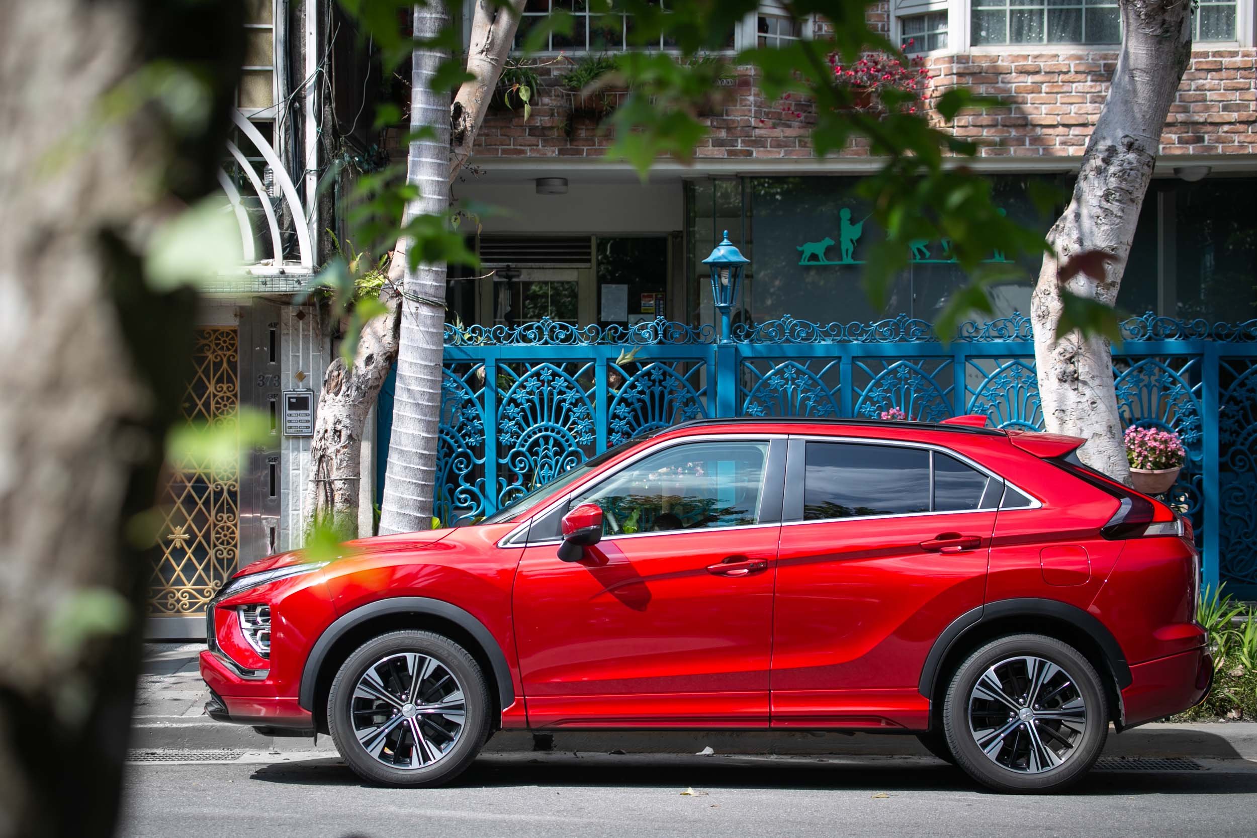 相較於小改款前,小改款後的 Eclipse Cross 車長足足增加 14cm,主要在車尾的空間提升。