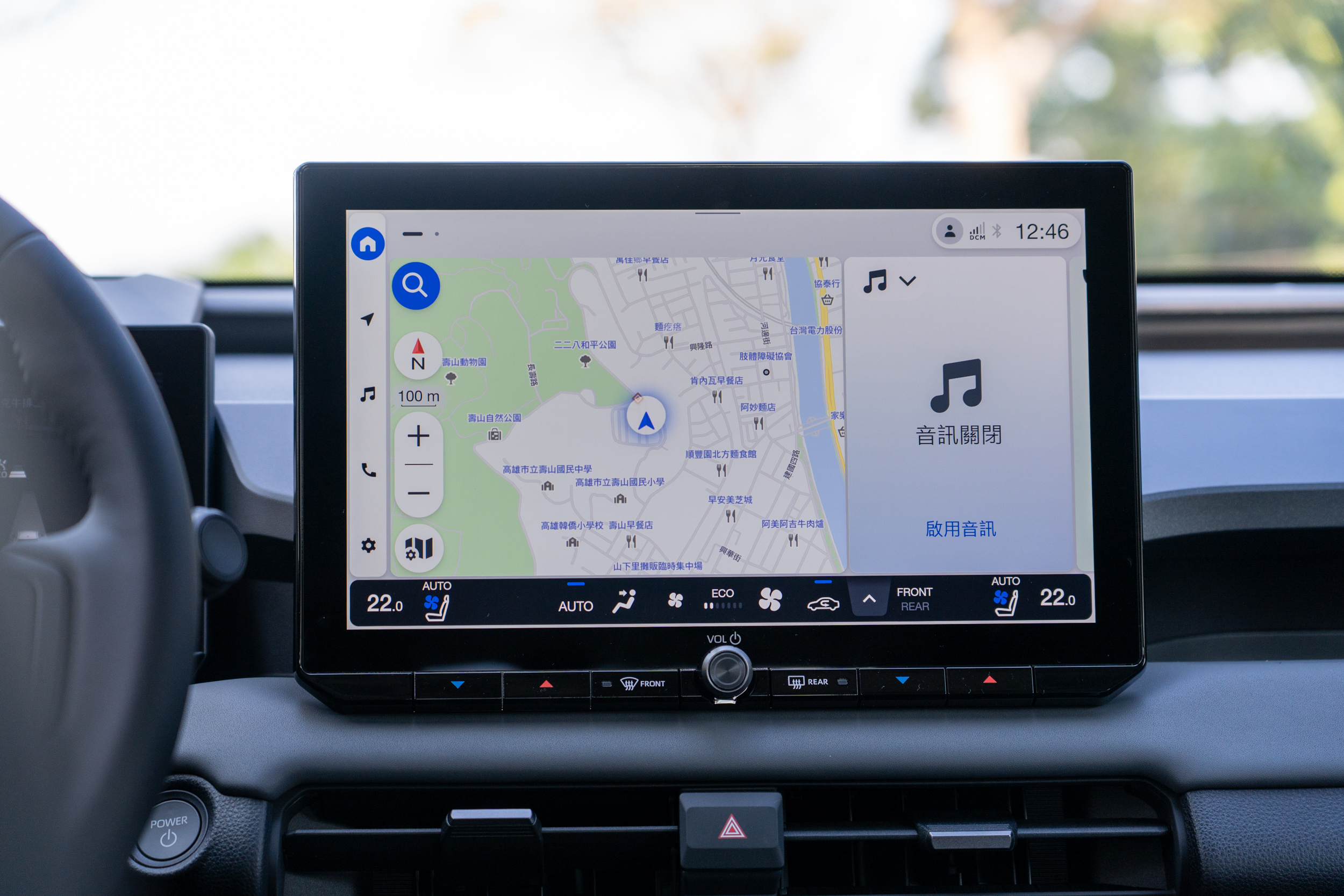 第六代RAV4升級日本原裝車機，不僅尺寸來到史上最大的12.9吋，更有配備原廠衛星導航系統（尊爵＋以上車型）。