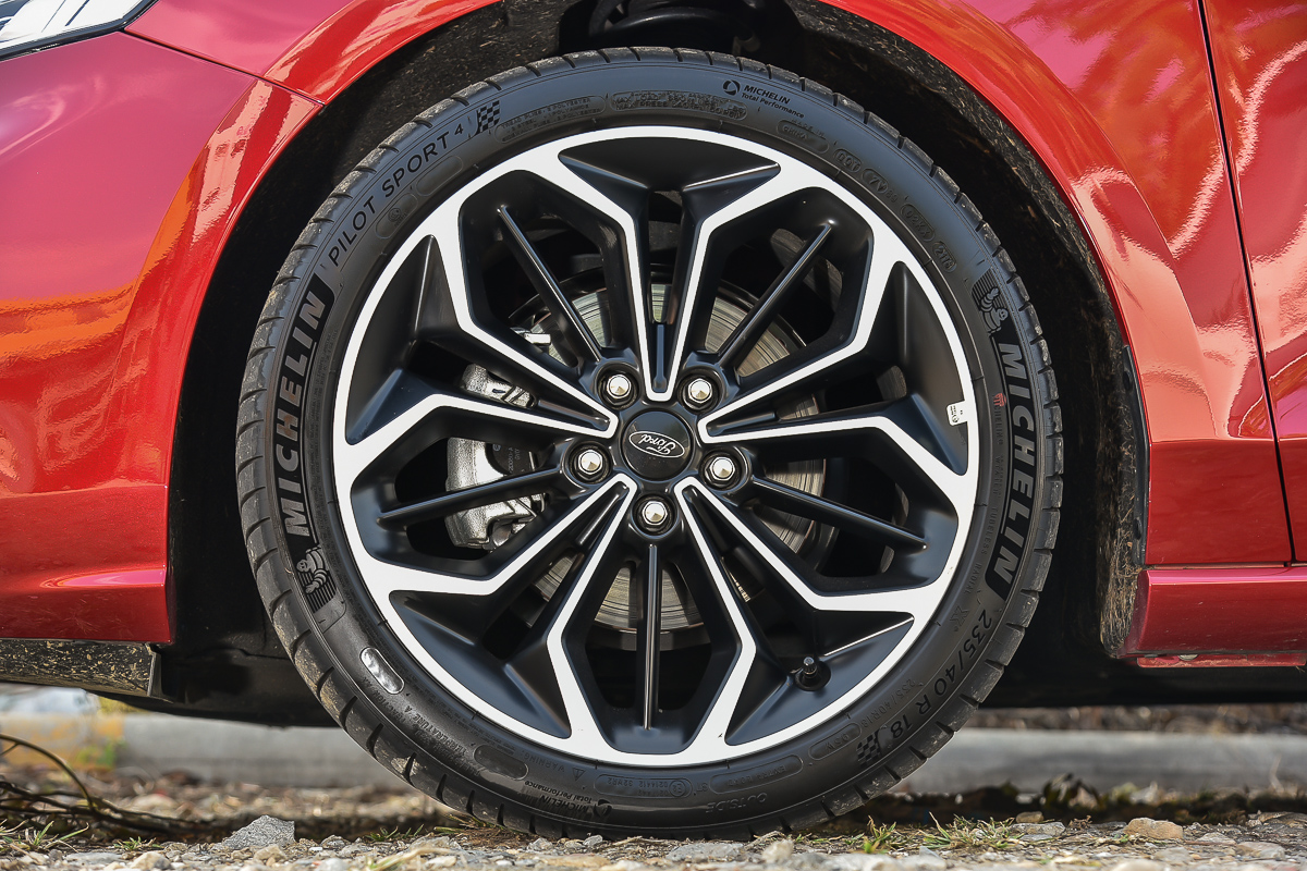 車上列為標配的18吋雙色鋁圈與PS4性能胎可說是Focus ST-Line的鎮車之寶啊！