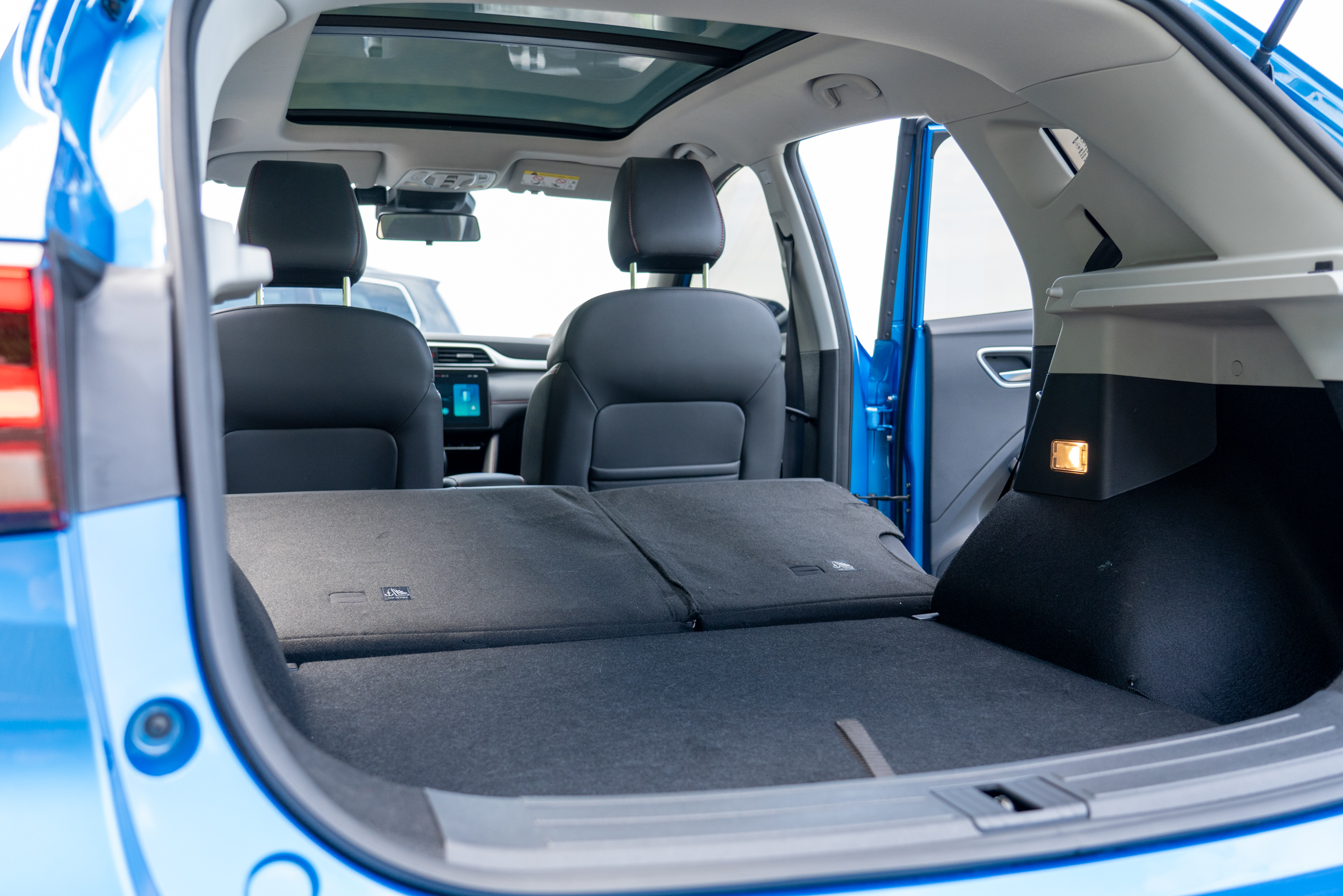 透過聰明的彈性底板設計與後座椅背傾倒機制，後廂置物容積可在448公升至1375公升間彈性變換。