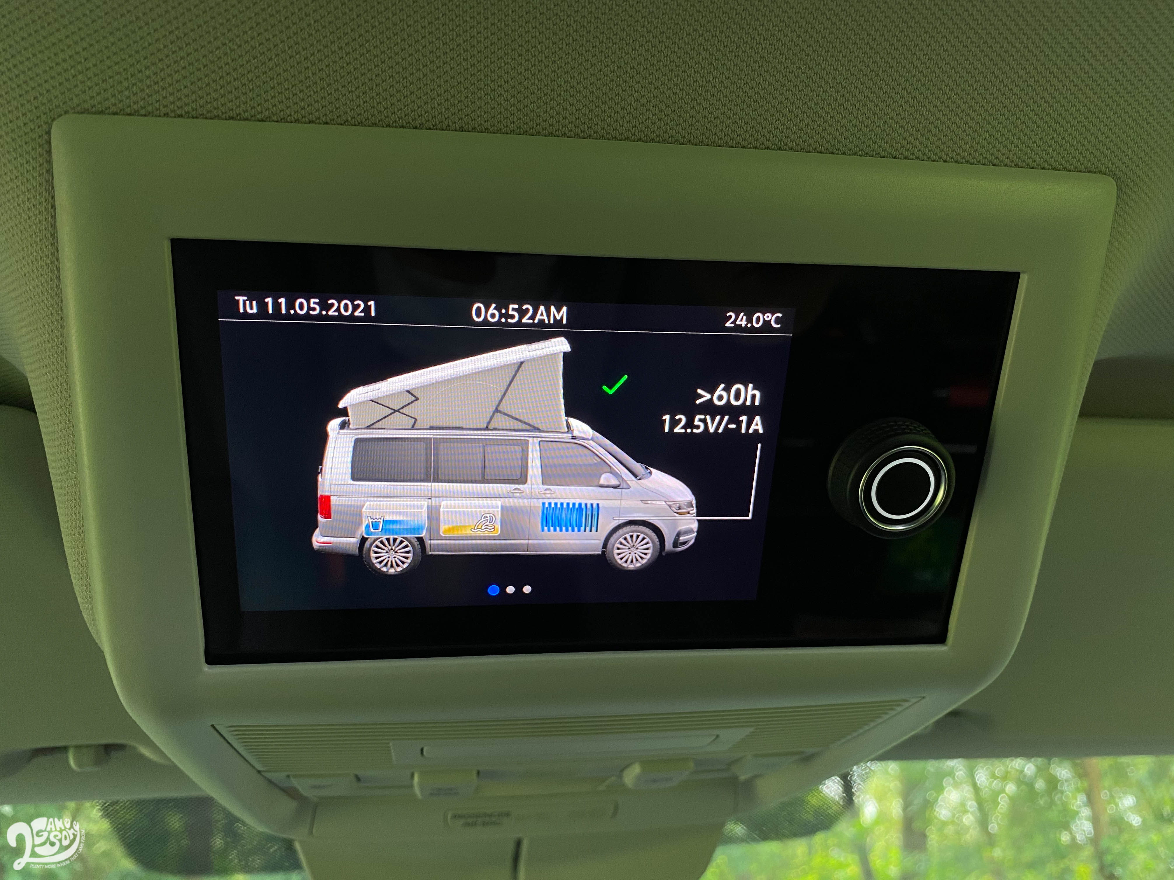 前擋風玻璃上方設有觸控螢幕，其中可控制車內照明、車頂帳、冰箱、充電、駐車暖氣、鬧鐘等功能，也提供 Camping Mode 露營模式。