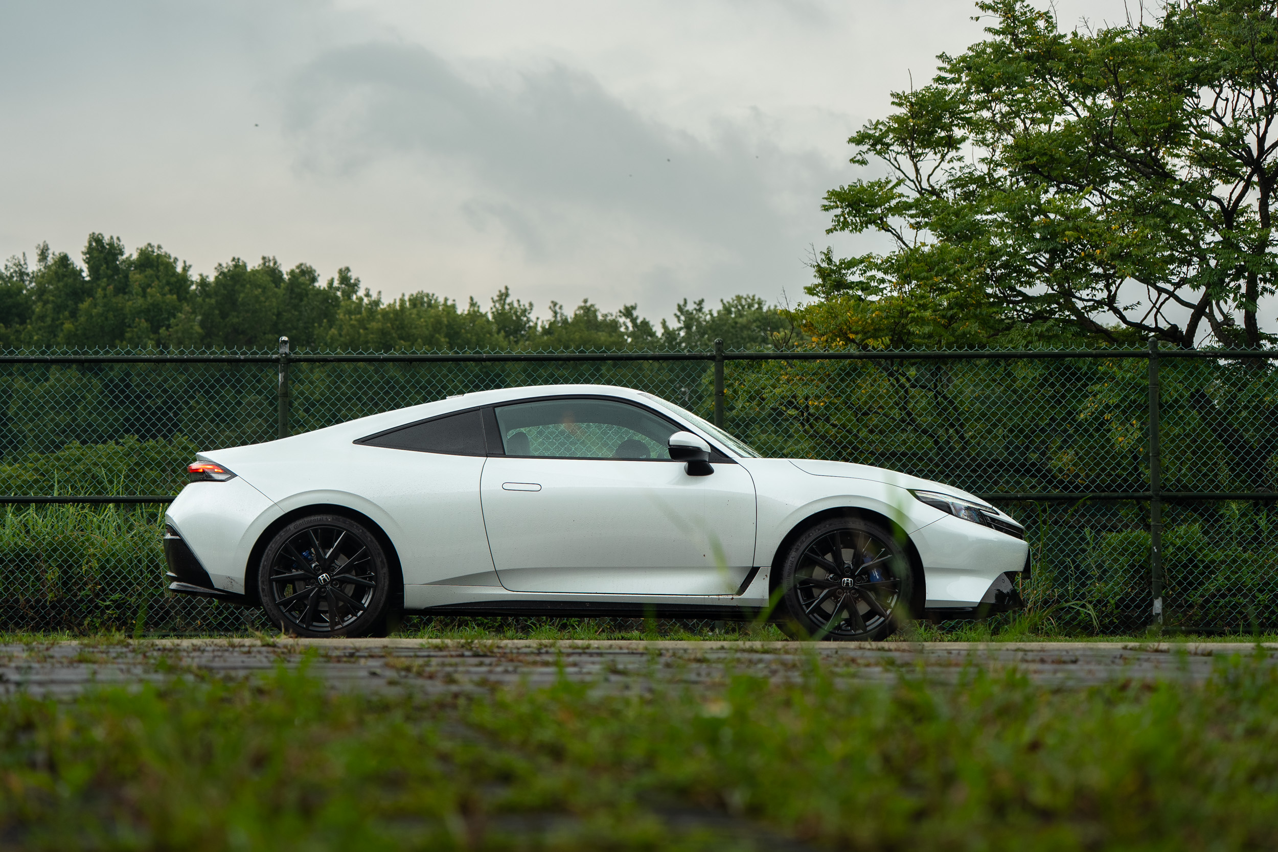 車側欣賞更可以展現Prelude如滑翔機般的線條比例。