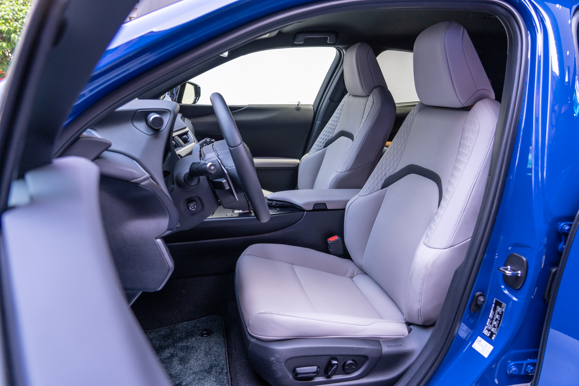 雙前座冷熱通風座椅。