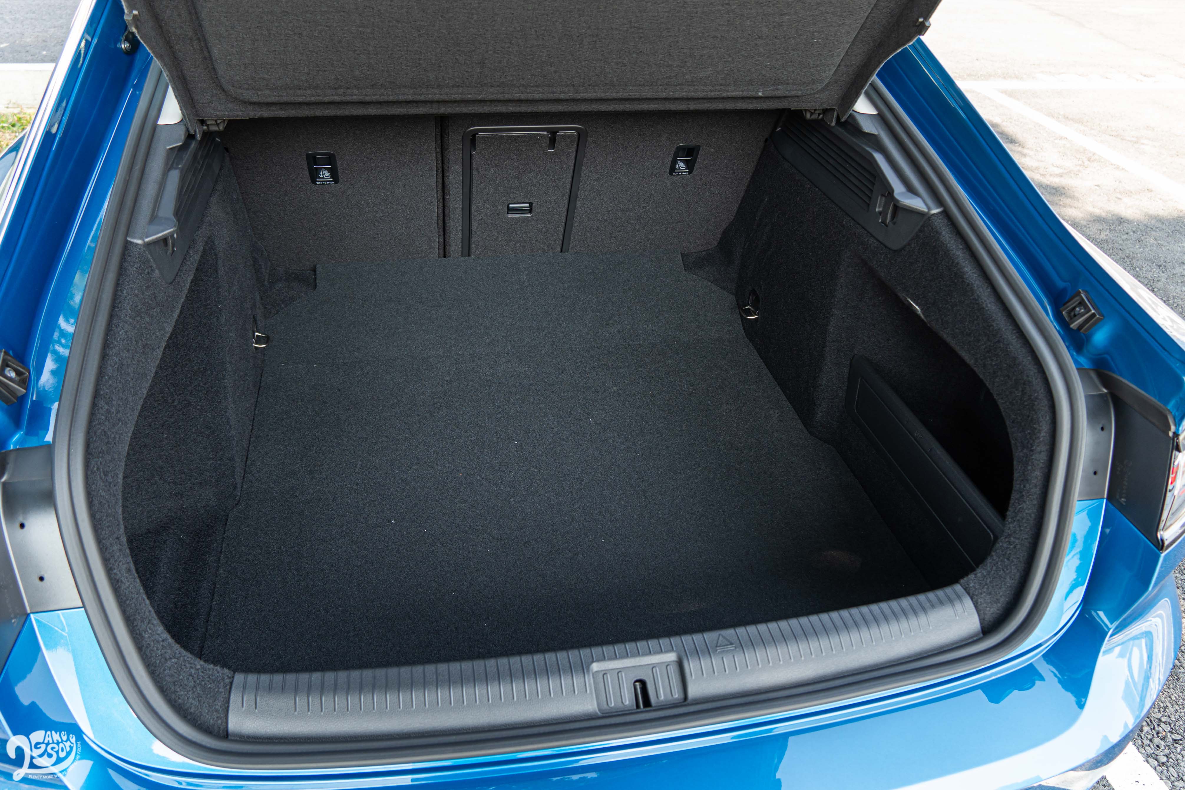 Fastback 車型在標準乘坐狀態下就可擁有 563 公升置物容積。