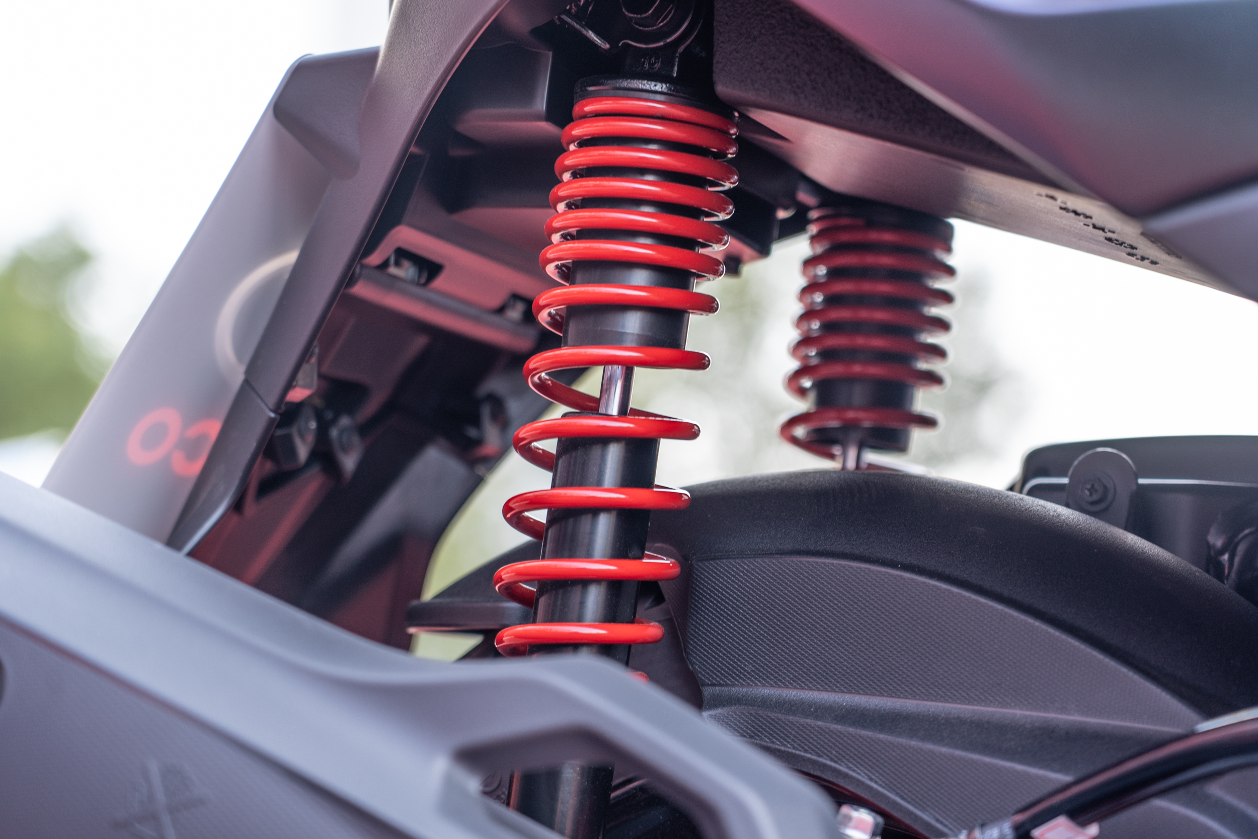 採取雙槍複筒避震設計提供更穩定的乘坐支撐。