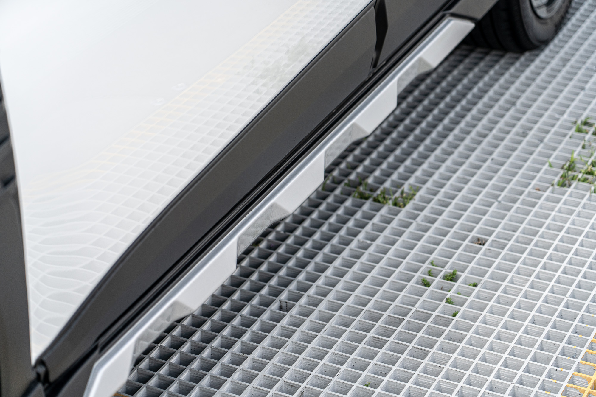 全車四周所裝配的額外套件,均採用霧面防刮材質處理,增強其曠野視覺感受。