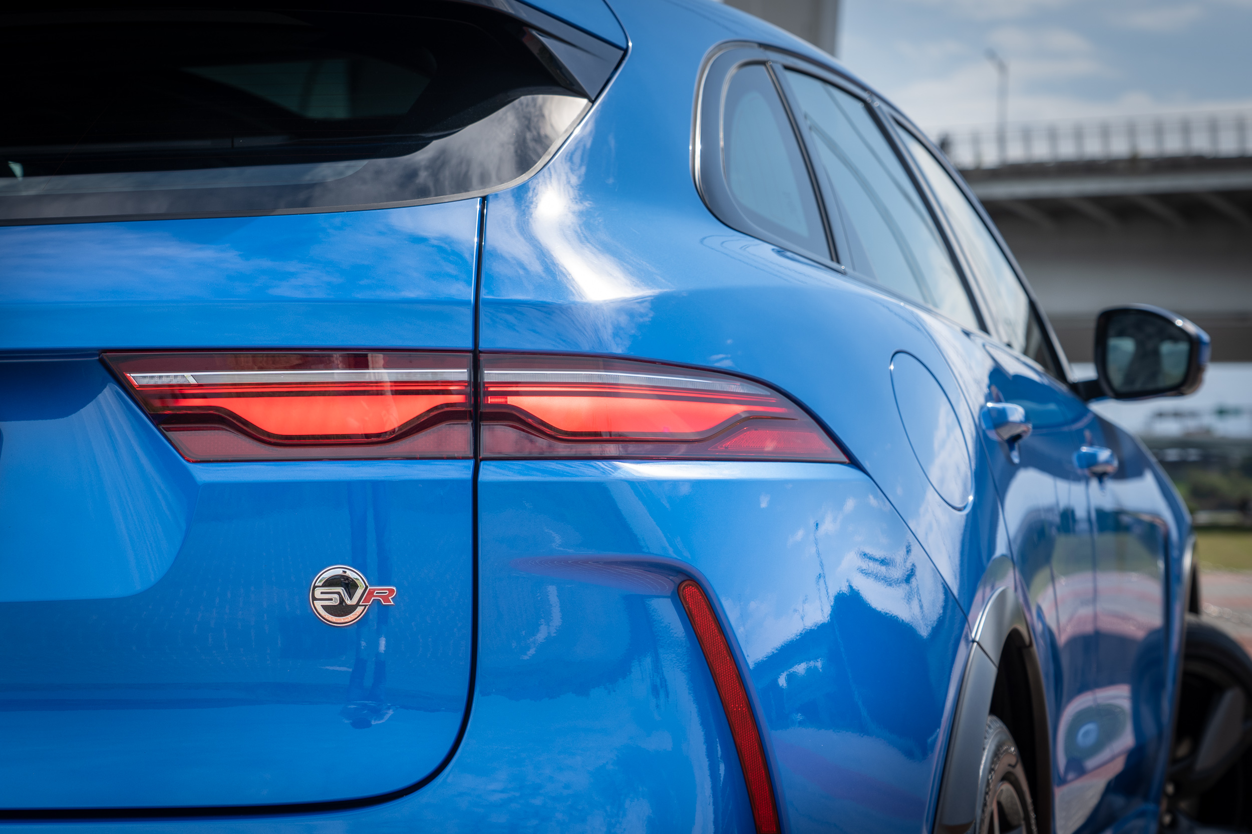 簡單的 SVR 標誌設置於後尾廂門上,清楚明瞭的交代自身頂級性能身份。