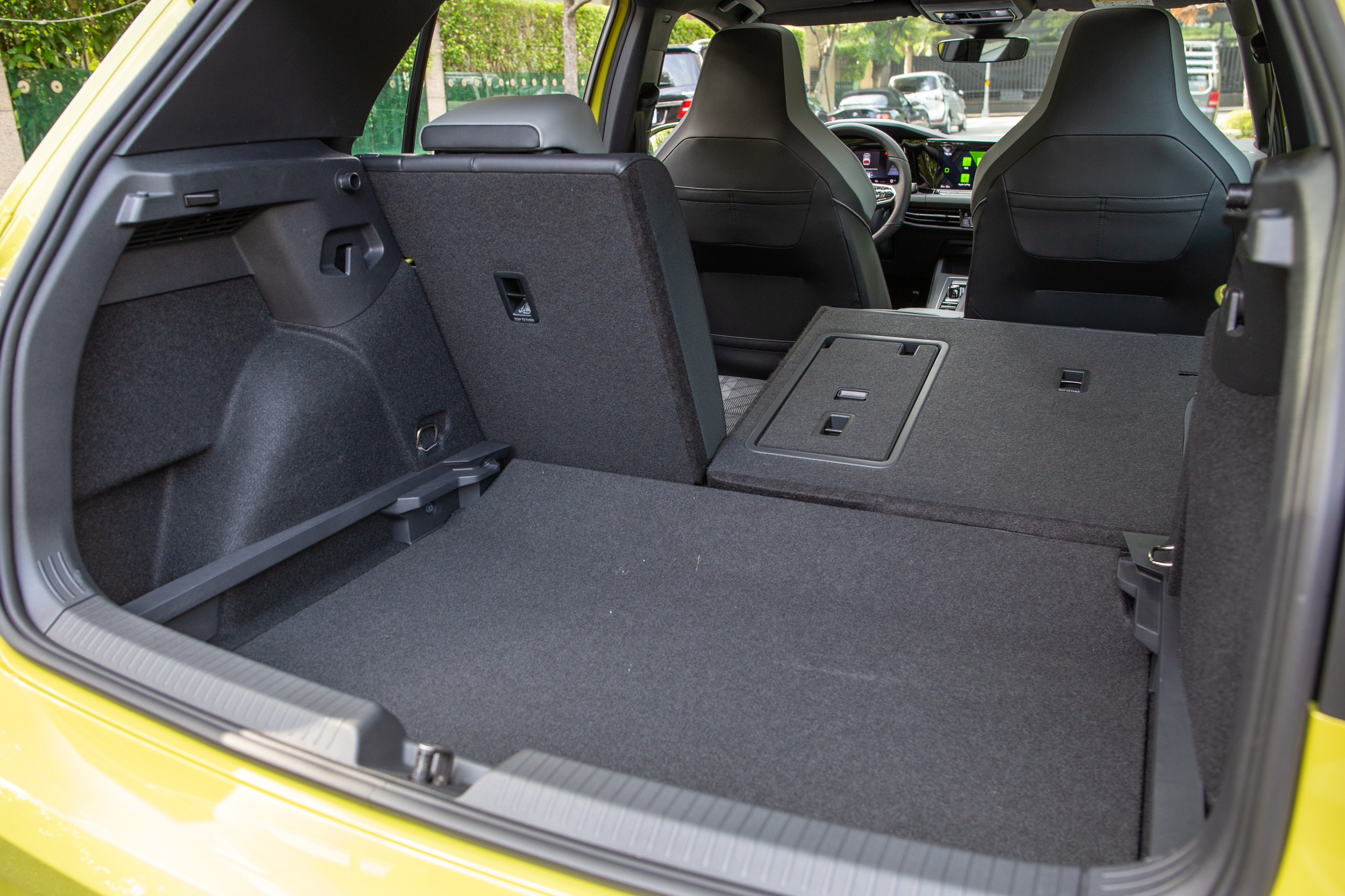 後座椅背傾倒時,置物容積可擴充至 1237 公升表現。