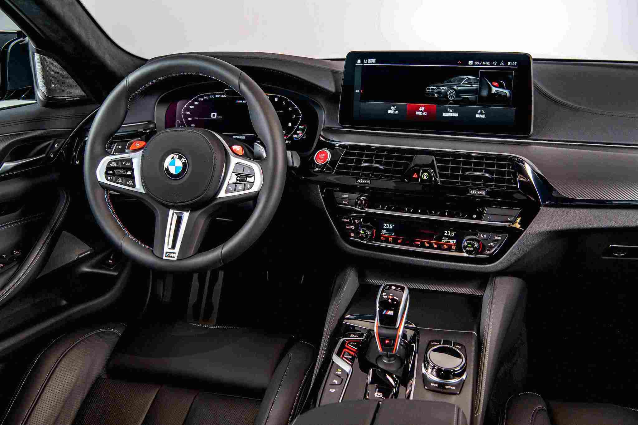 全新 BMW M5 全面升級了駕駛座艙，雙 12.3 吋虛擬數位儀錶與中控觸控螢幕。