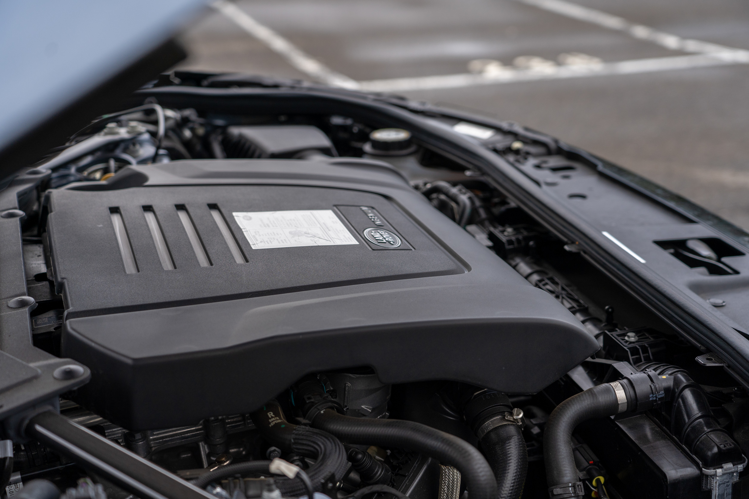 本車搭載一具 2.0 升 Ingenium 直列四缸渦輪增壓引擎,擁有 300 ps / 400 Nm 的最大出力。