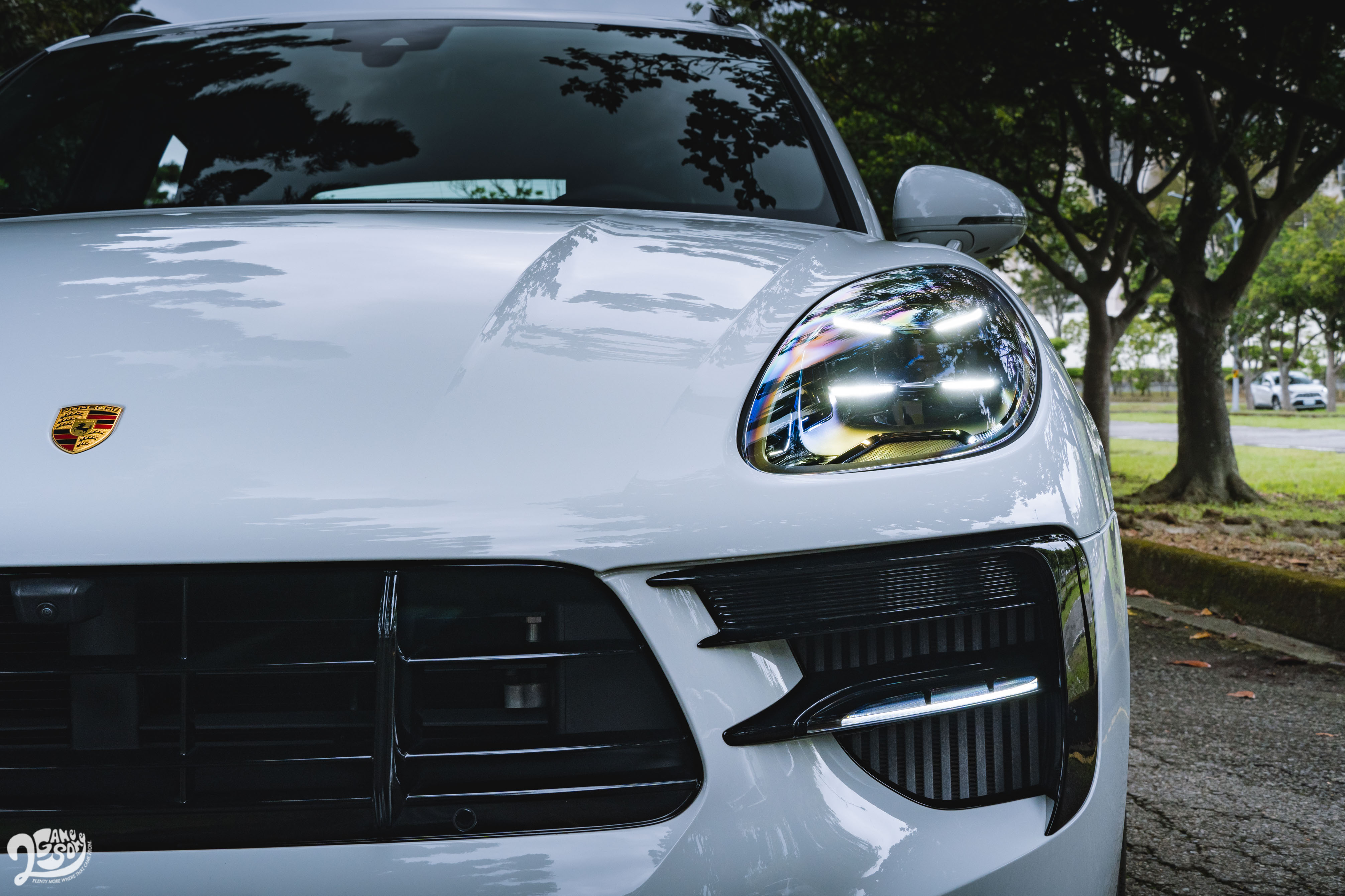 LED 頭燈整合保時捷動態照明系統(PDLS)與 3D 立體式 LED 尾燈,車尾光帶也採用燻黑燈殼覆蓋。