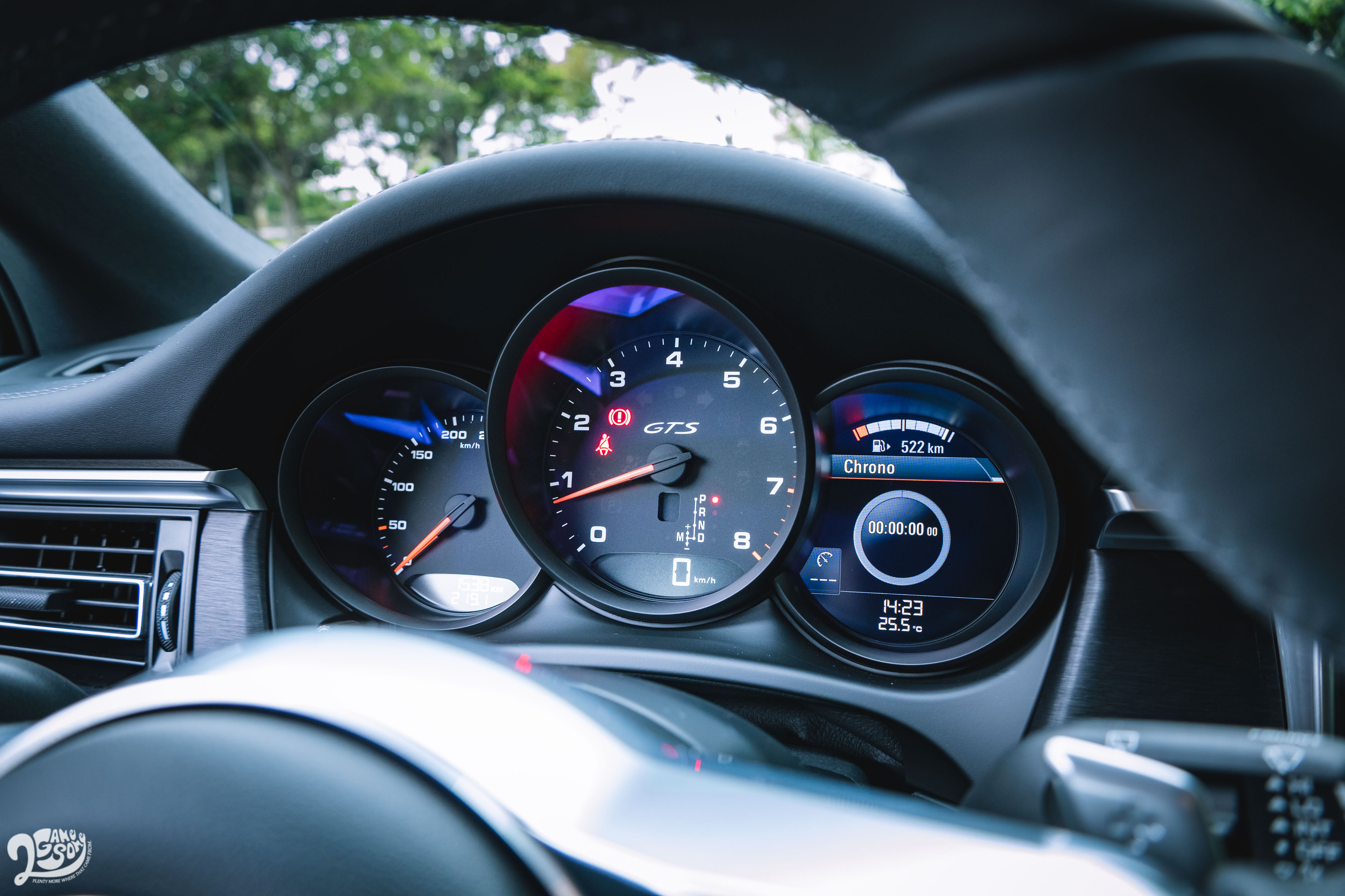 三環式儀錶右側為液晶顯示幕,中央轉速錶有 GTS 字樣。