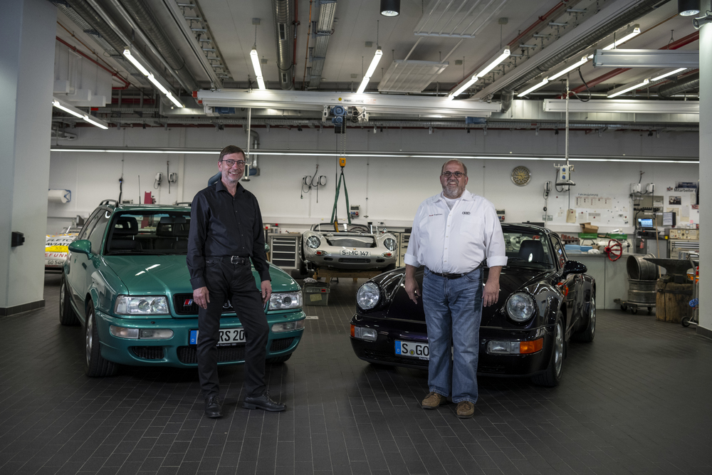 奧迪企業歷史學家 Ralf Friese 與當時保時捷 RS2 項目的負責人 Michael Hölscher 重聚。