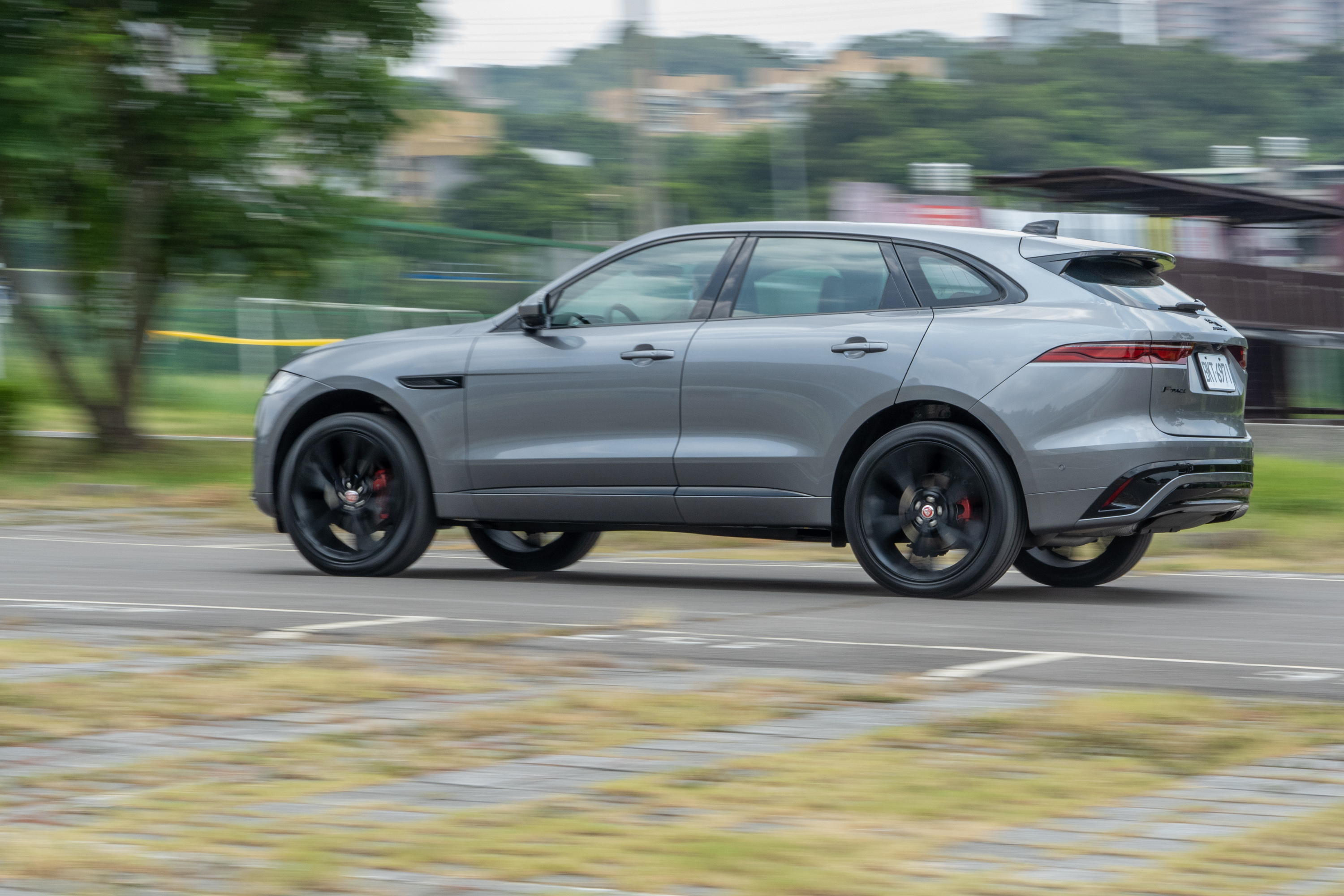 搭配八速手自排變速系統,官方數據可於 7.3 秒完成 0-100km/h 加速。