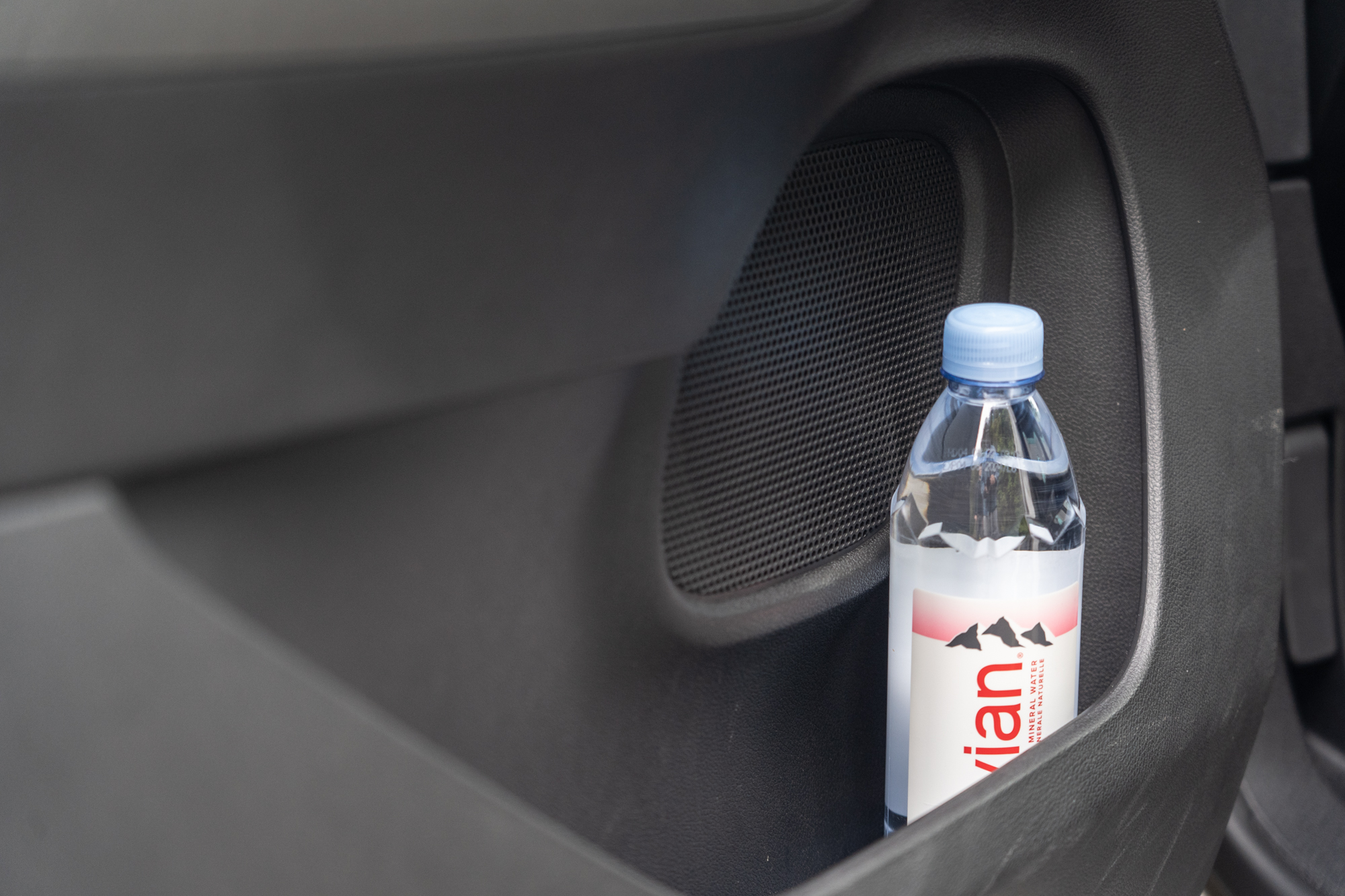 門板置物空間也相當寬敞。