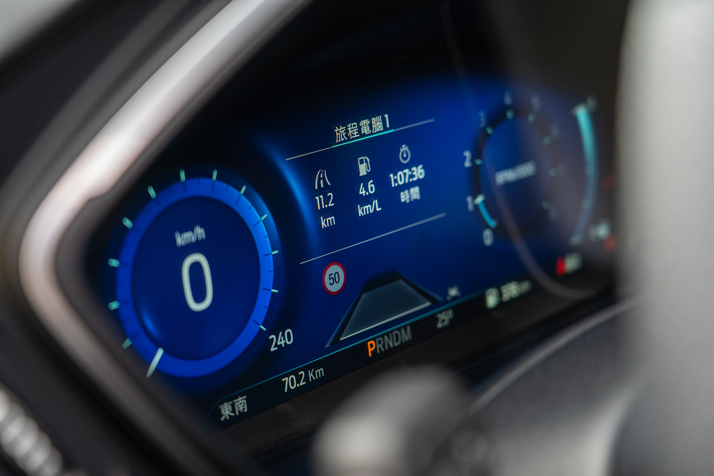 數位儀錶採 12.3 吋式樣,因應駕駛模式的差異,同樣提供不同介面色彩選擇。